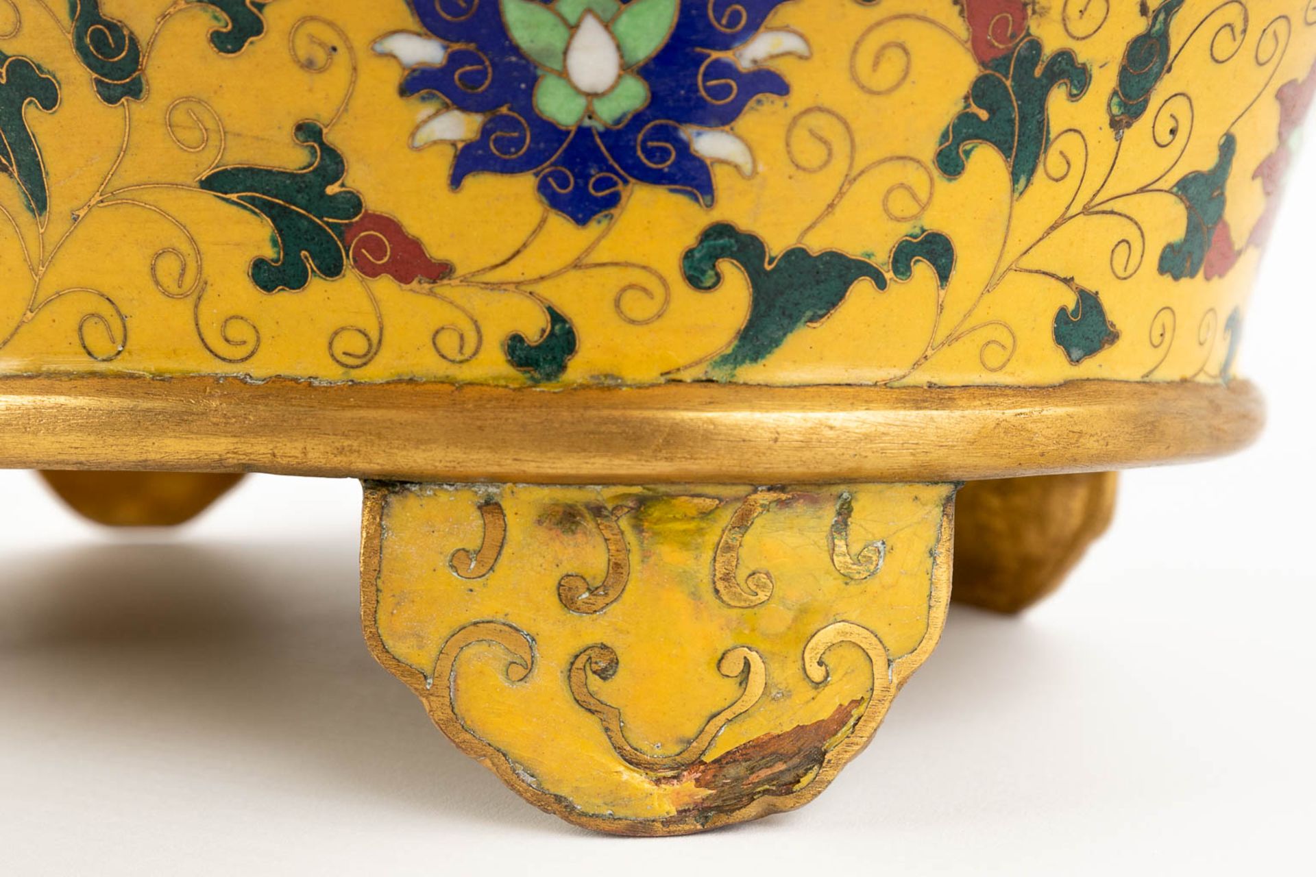 A Chinese cloisonné bronze bowl, mounted with dragons and finished with floral decor. (D:25,5 x W:36 - Image 10 of 13