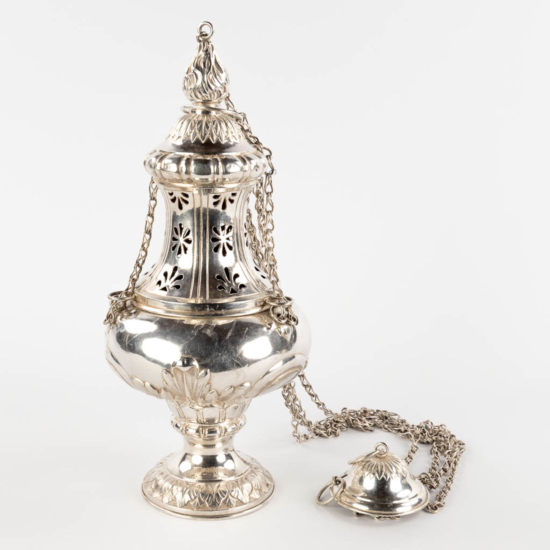A silver incense burner, spoon, and incense boat, silver. 19th C. 1176g. (H:33 x D:15 cm) - Bild 3 aus 16