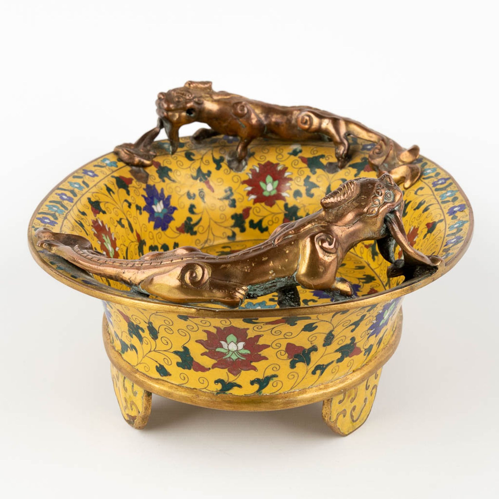 A Chinese cloisonné bronze bowl, mounted with dragons and finished with floral decor. (D:25,5 x W:36 - Image 6 of 13