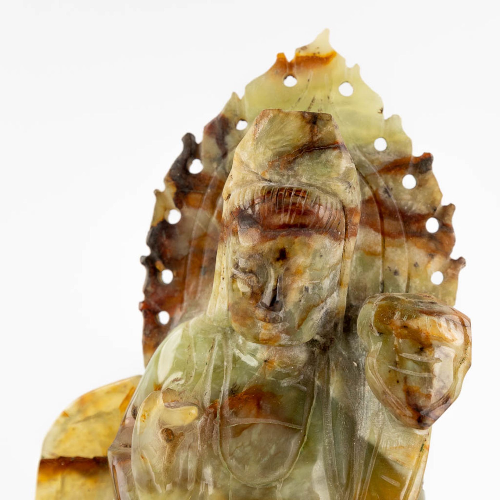 A Chinese sculpture of Guanyin, Jadeite. 20th C. (H:22 cm) - Image 9 of 11
