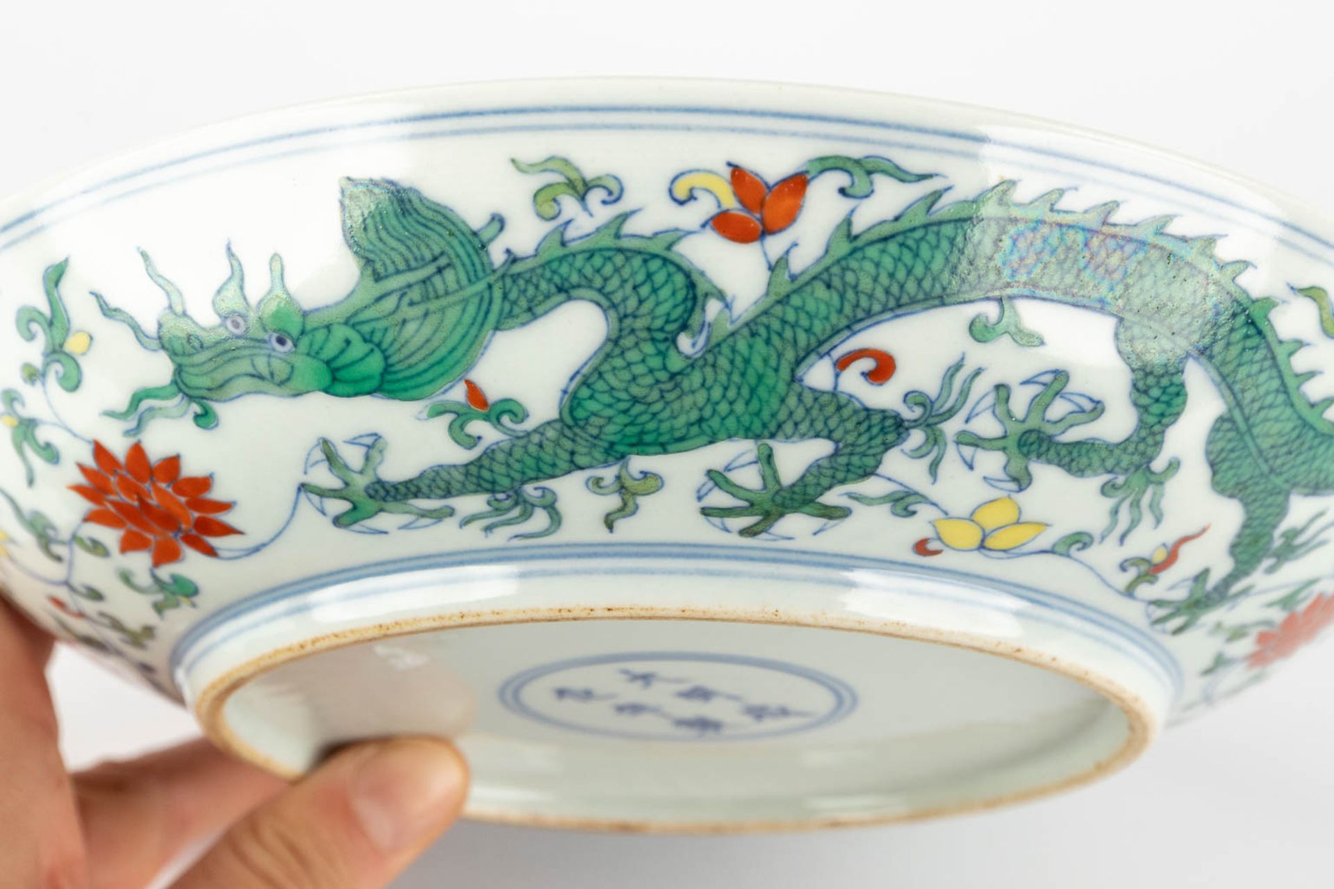A pair of Chinese famille verte plates with a dragon decor. 20th C. (D:21 cm) - Image 10 of 11