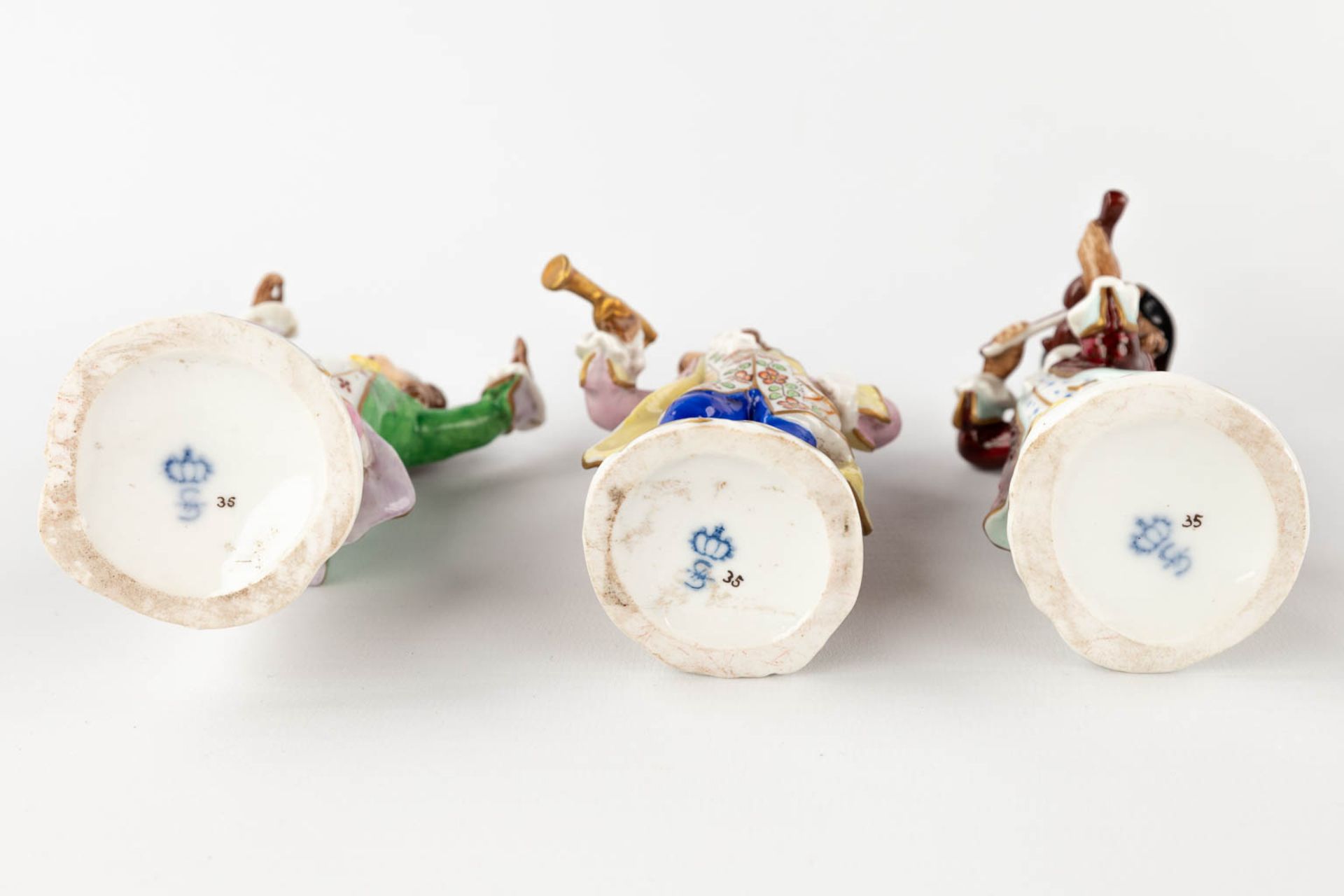 Sitzendorf, six figurines of the 'Monkey Orchestra', polychrome porcelain. (H:13 cm) - Bild 7 aus 14