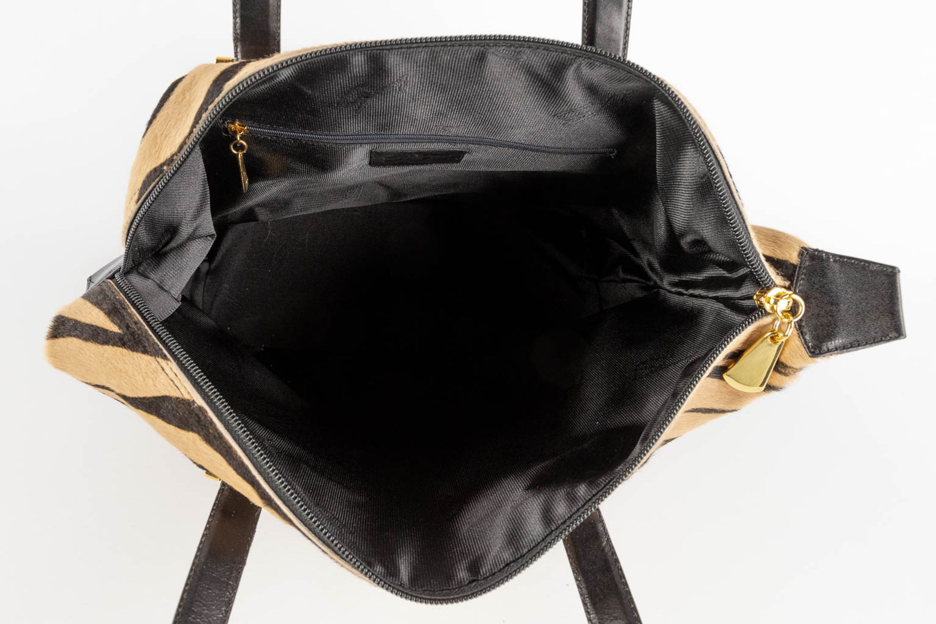 Genny, a handbag made of horse leather. (D:15 x W:32 x H:28 cm) - Bild 14 aus 17