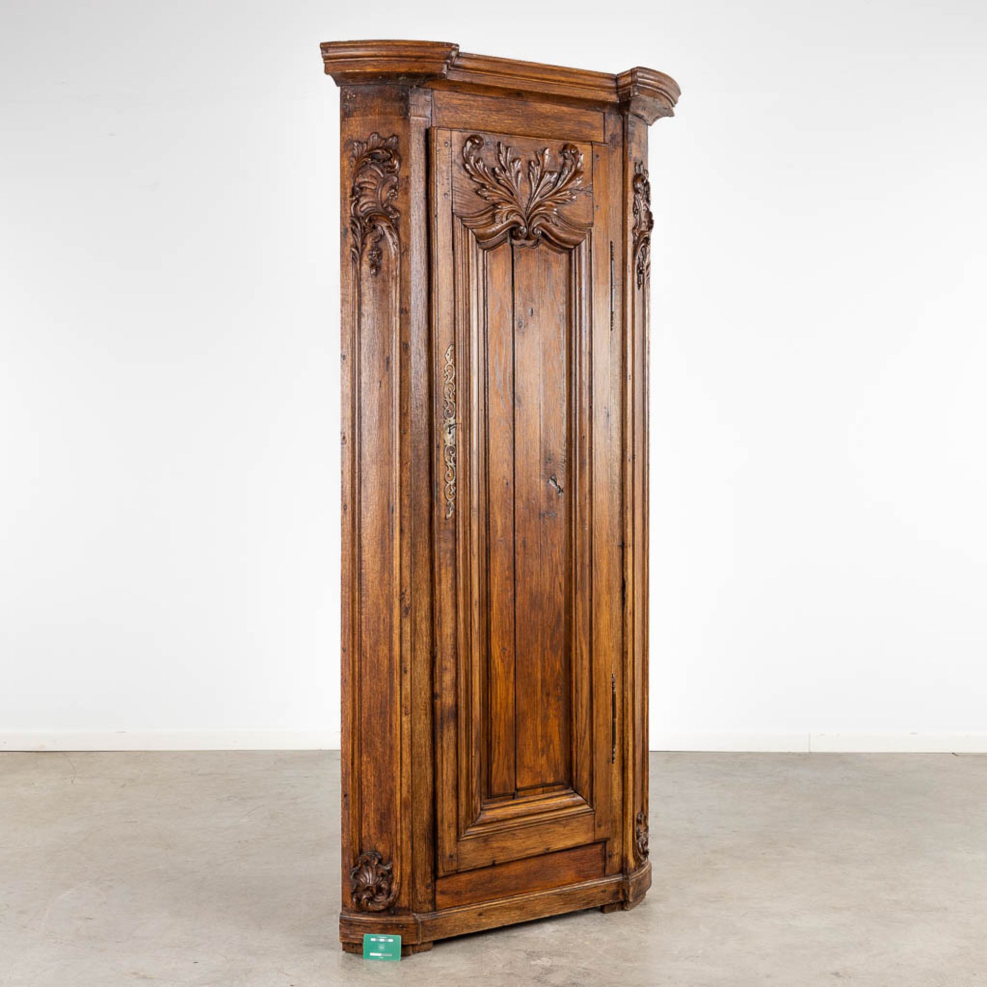 An antique corner cabinet, wood sculptures Louis XV. 19th C. (W:97 x H:203 cm) - Bild 2 aus 16