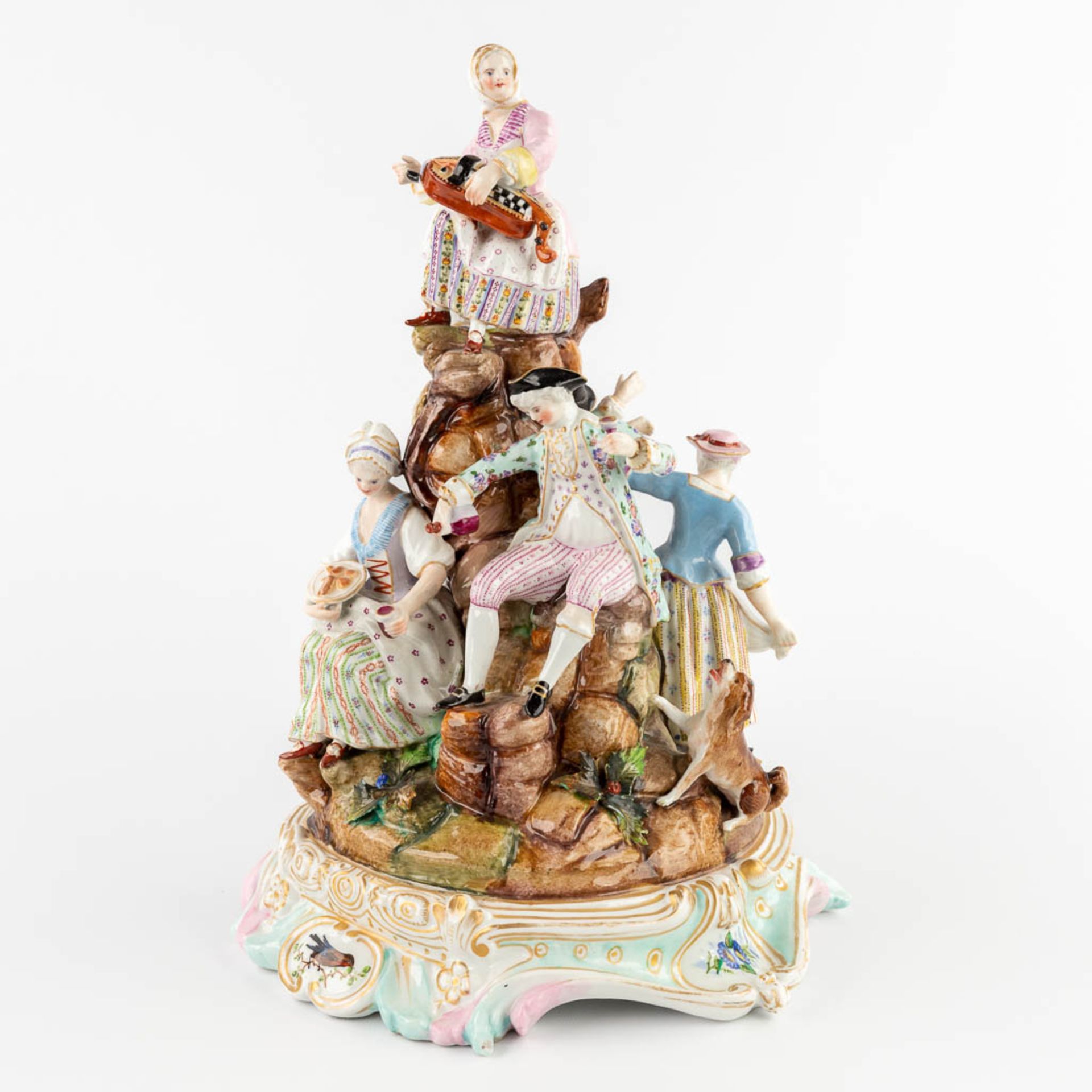 A large polychrome porcelain group with a 'Hurdy Gurdy'. 19th C. (D:22 x W:25 x H:34 cm) - Bild 3 aus 18