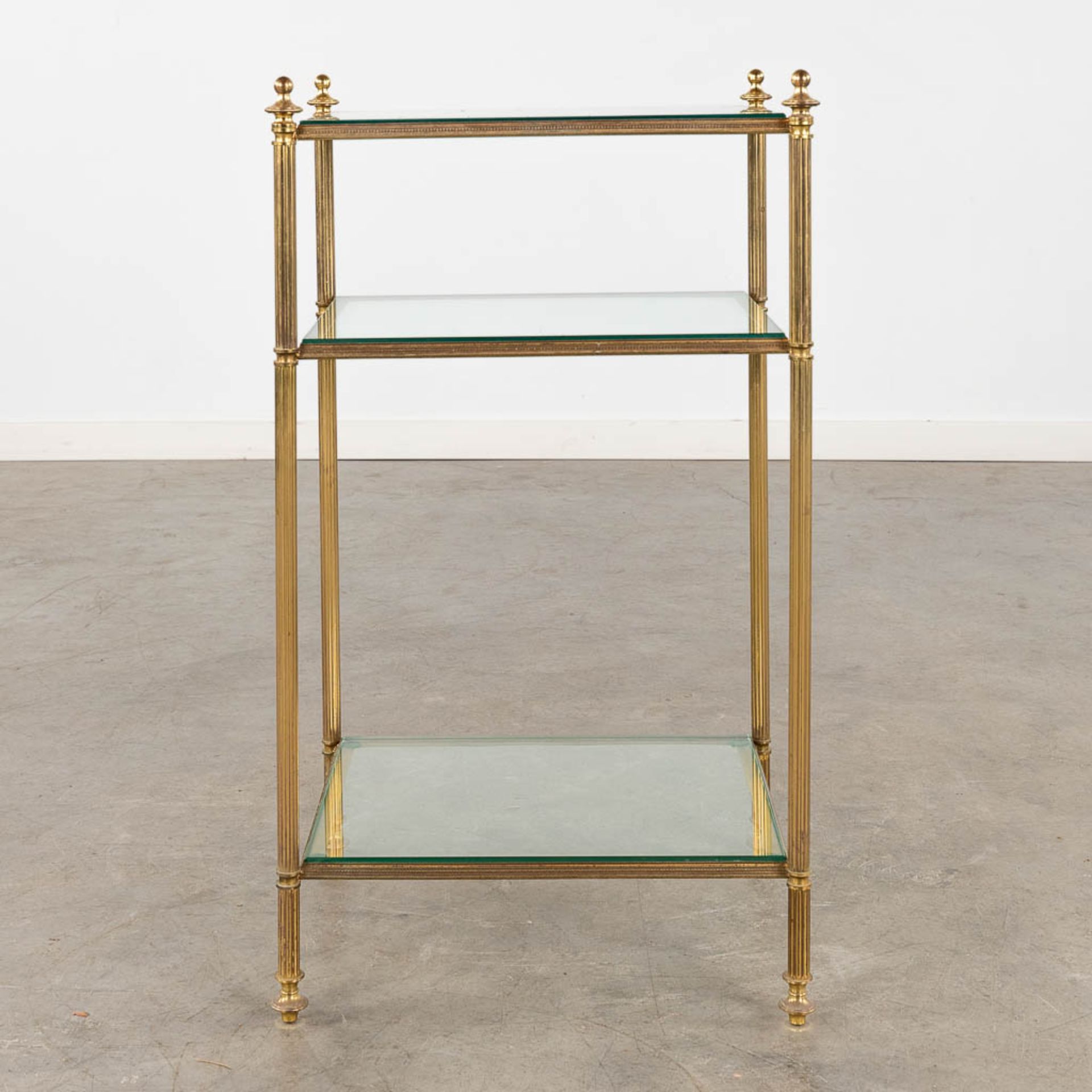 A two-tier side table, brass and glass in the style of Maison Jansen. (D:32 x W:40 x H:70 cm) - Bild 5 aus 9