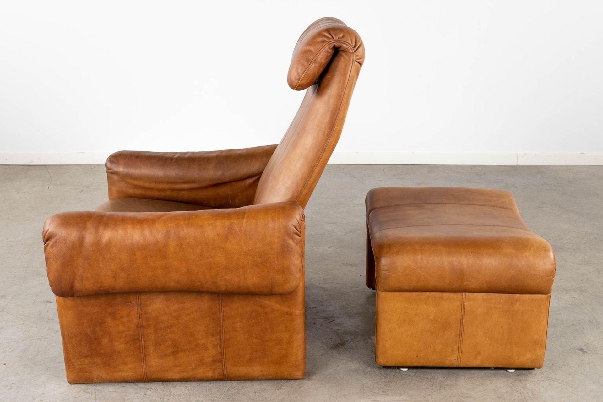 A mid-century lounge chair with ottoman, leather. (D:86 x W:90 x H:96 cm) - Bild 5 aus 15
