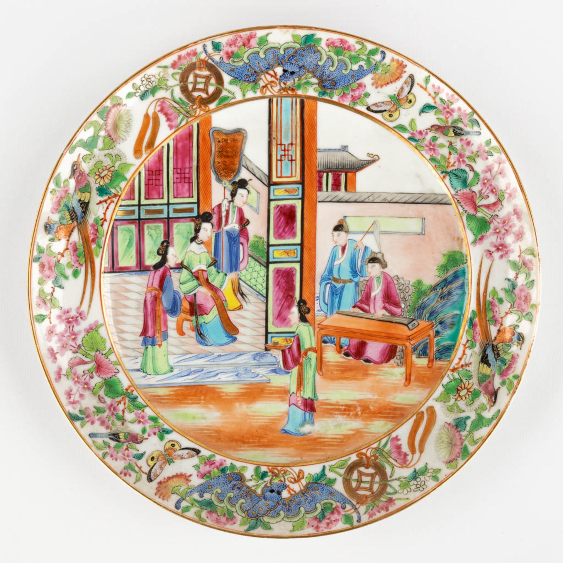 A Chinese Vase and 4 Canton plates, decorated with figurines. 19th/20th C. (H:42 x D:20 cm) - Image 15 of 23