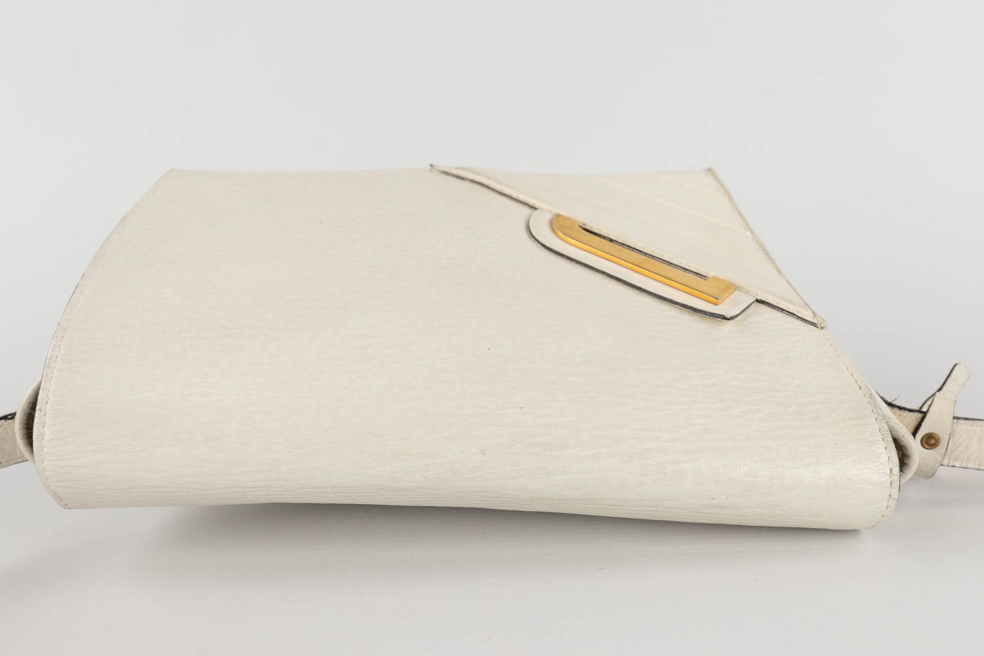 Delvaux, a cross body handbag, white leather. (W:22 x H:22 cm) - Bild 8 aus 17