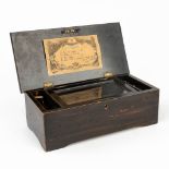 An antique music box, 'Musique De Genève'. In working condition. (D:17 x W:35 x H:11 cm)