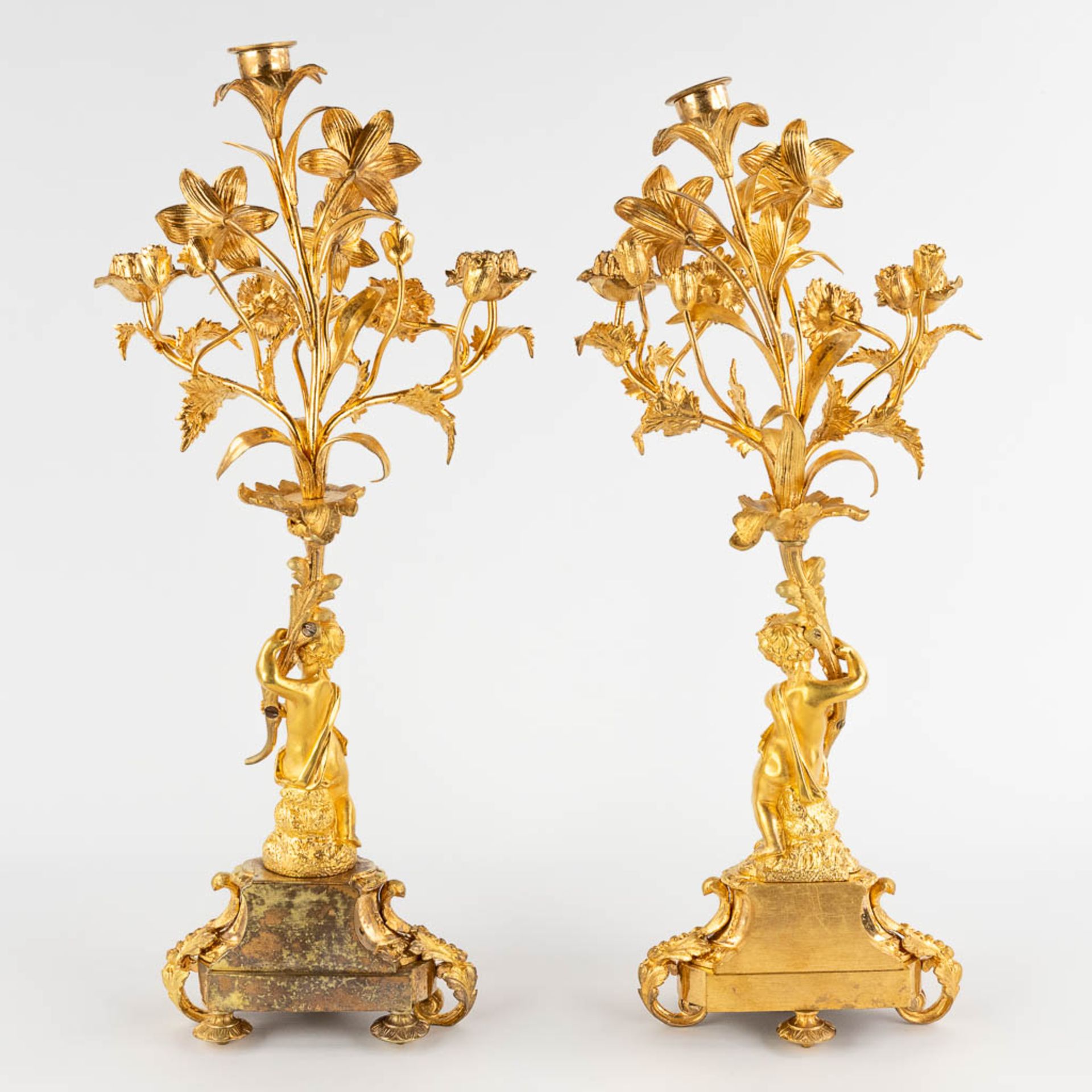 A pair of candelabra with putti, gilt bronze. Circa 1900. (W:22 x H:50 cm) - Bild 5 aus 13