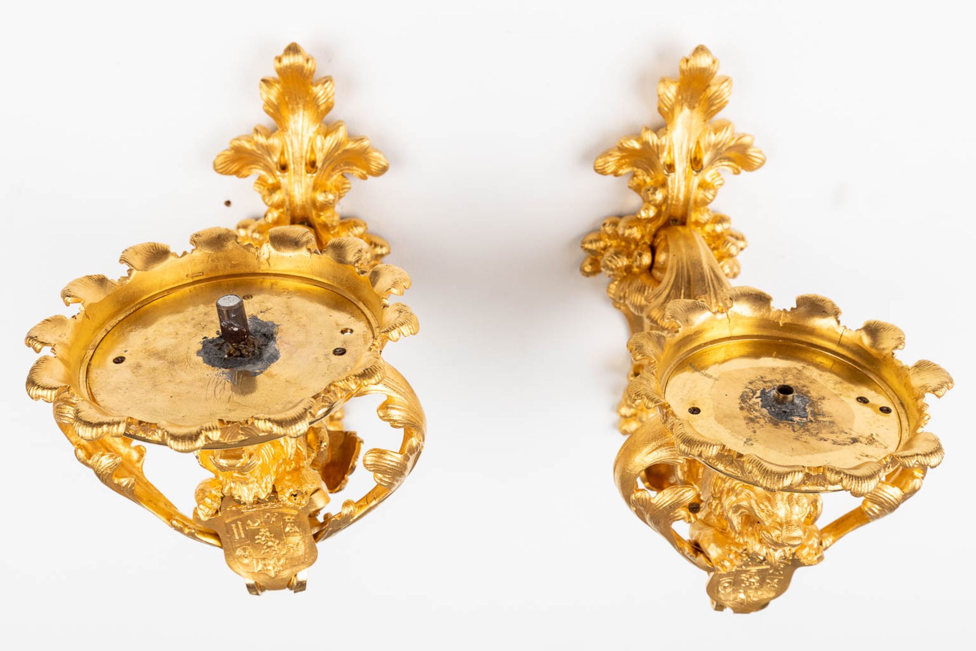 A pair of wall lamp or candle holders, lions with a heraldic image. Gilt bronze. Circa 1900. (D:35 x - Image 7 of 12