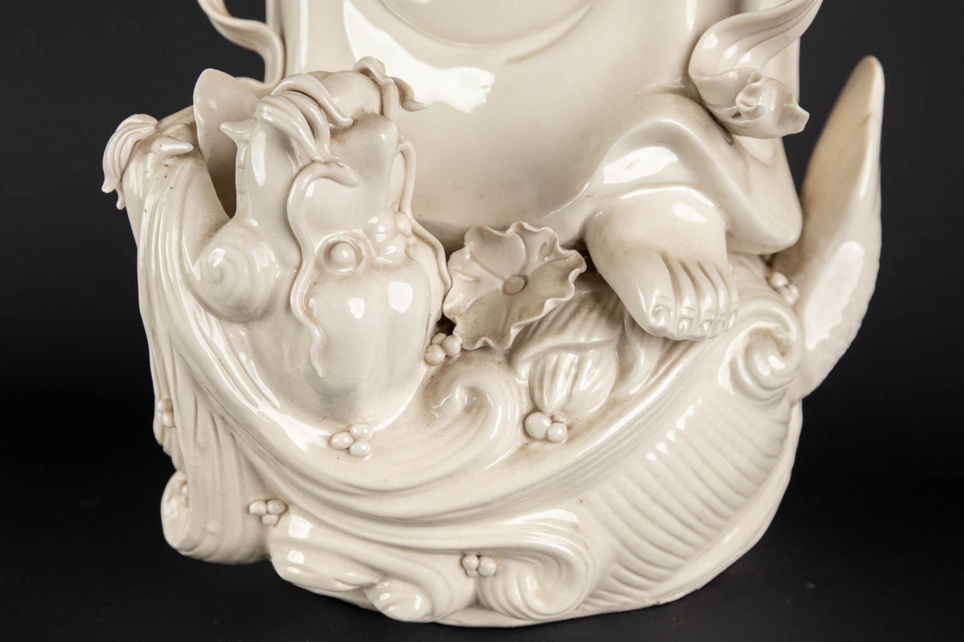 A large Chinese Guanyin figurine, blanc de chine porcelain. 20th C. (D:20 x W:23 x H:80 cm) - Image 12 of 13