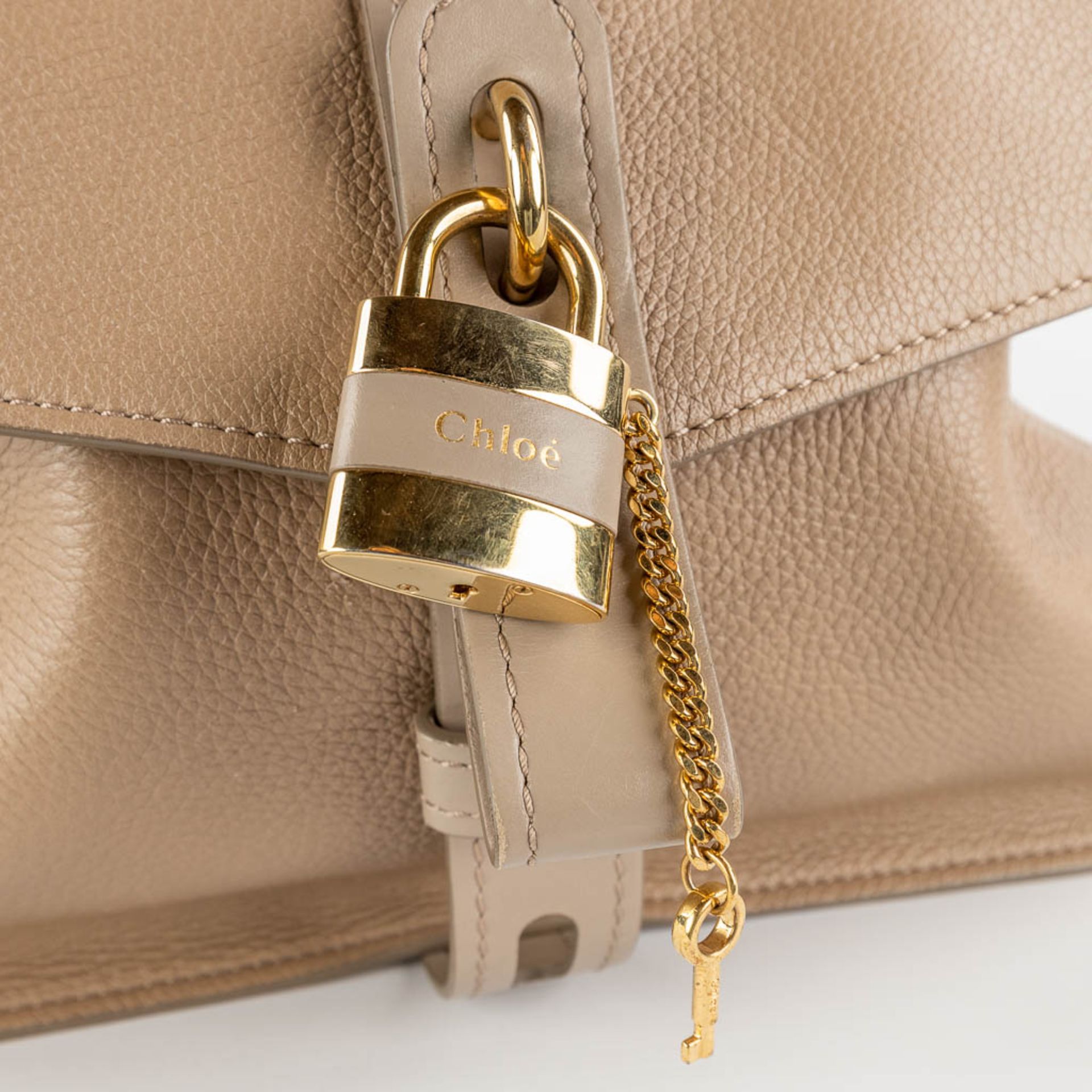Chloé, a handbag made of brown leather. (W:38 x H:32 cm) - Image 9 of 19
