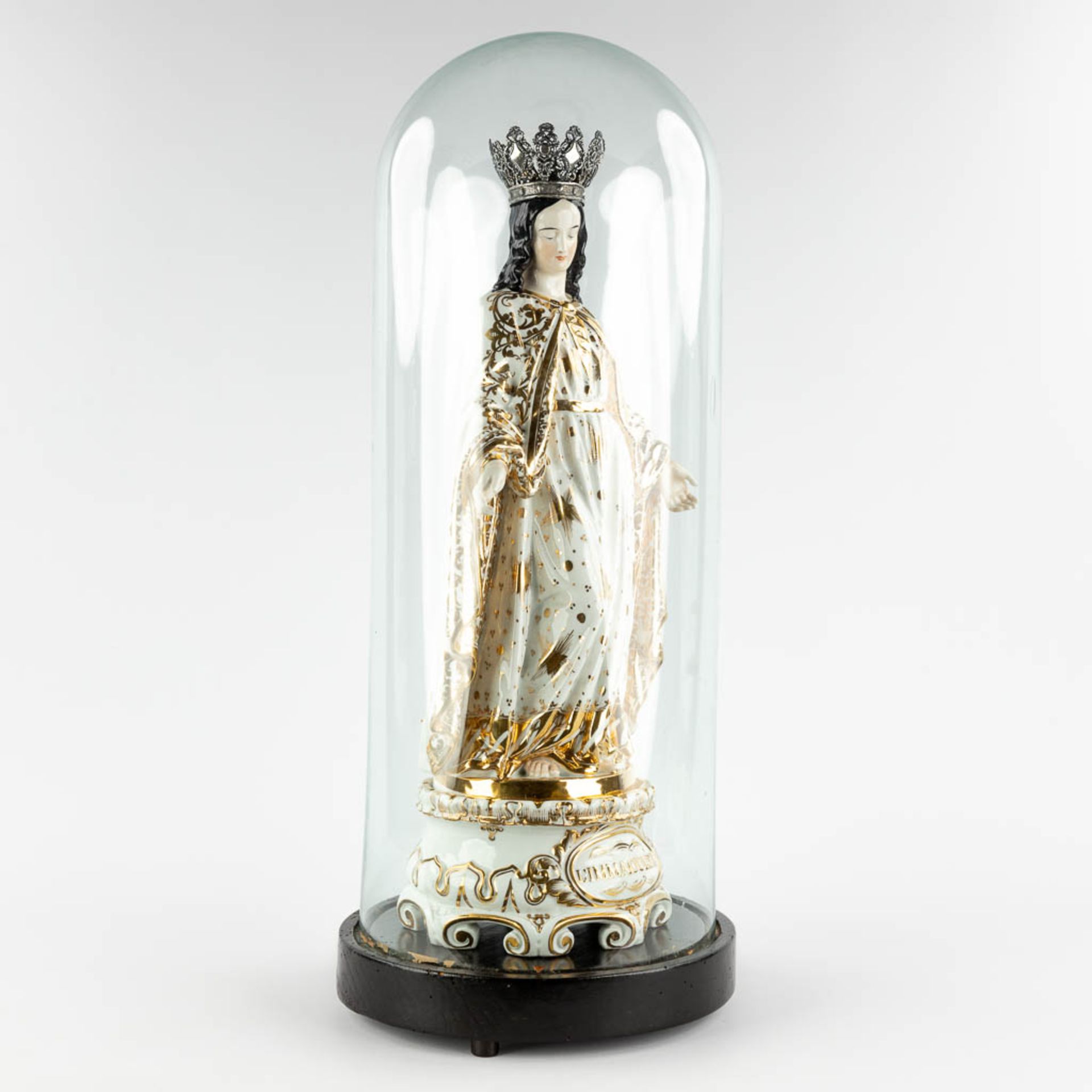 a large figurine of Madonna standing under a glass dome. Vieux Bruxelles porcelain. 19th C. (W:23 x - Image 3 of 11