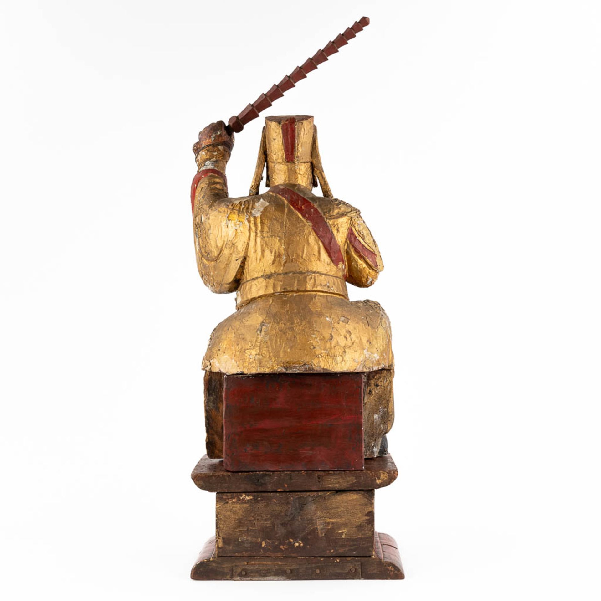 A Chinese antique figurine of a warrior, gilt and polychrome wood sculpture, 18th/19th C. (D:20 x W: - Bild 5 aus 19