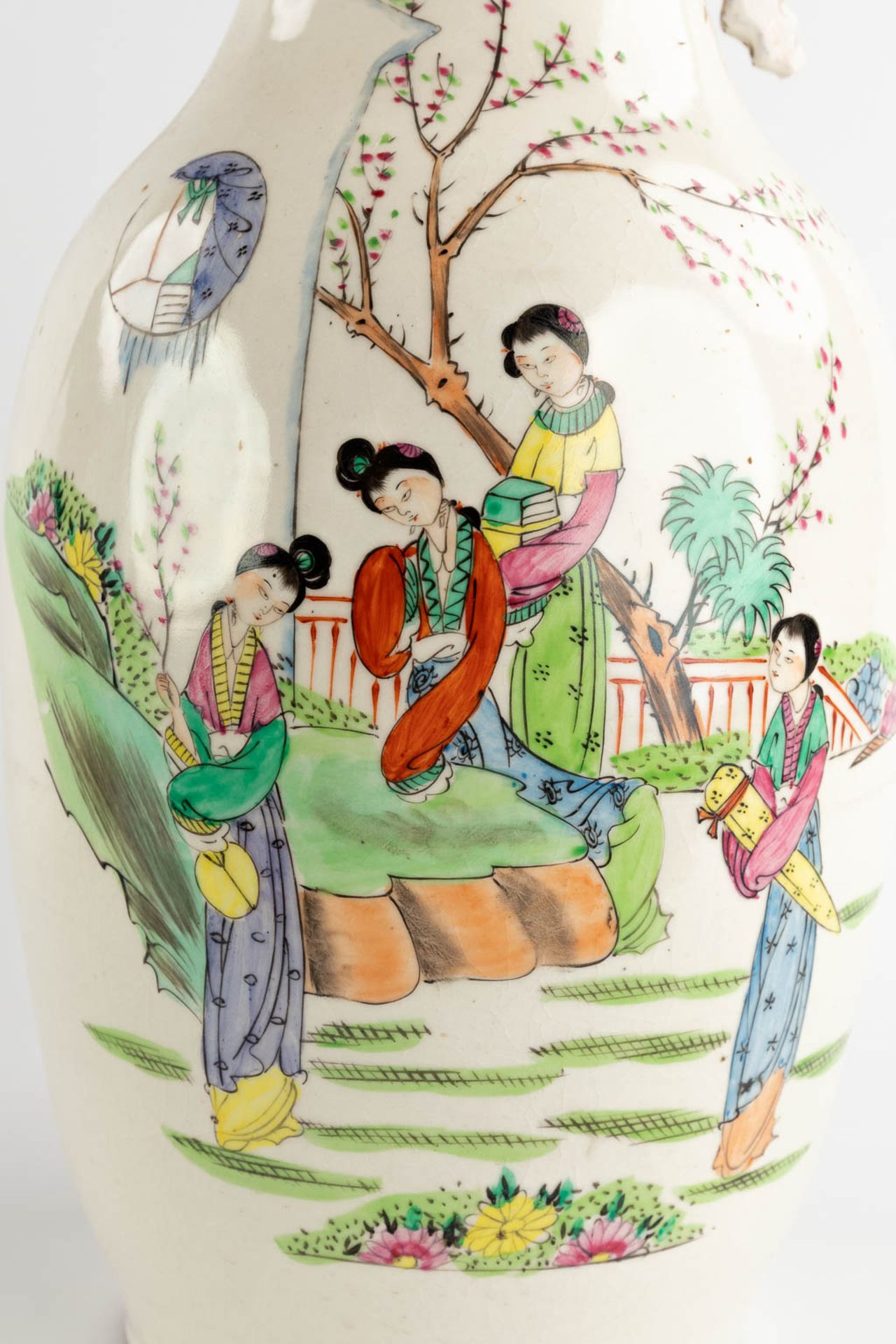 Three Chinese vases, Famille Rose decor of Ladies in the garden and antiquities. 20th C. (H:43 x D:1 - Bild 20 aus 23