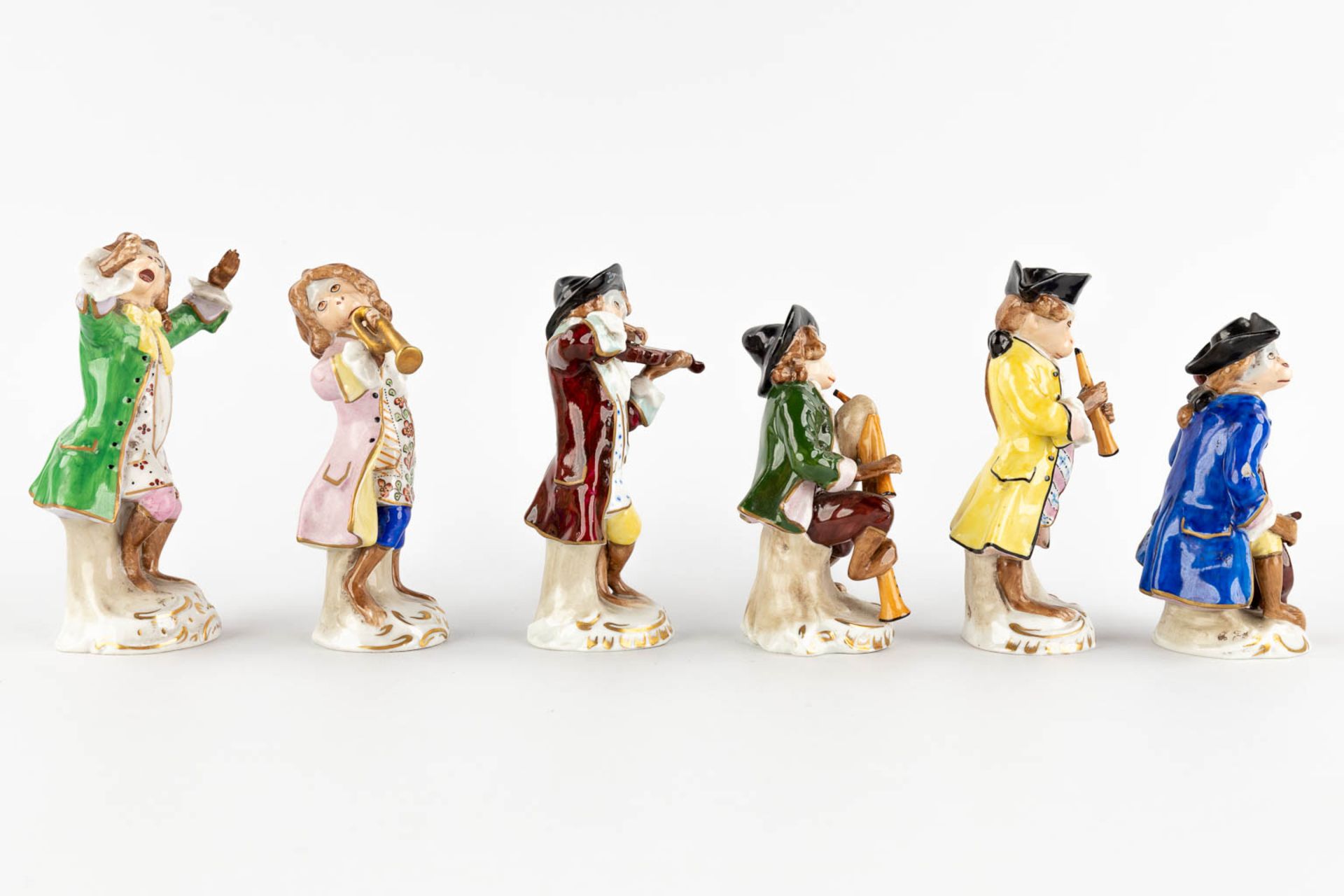Sitzendorf, six figurines of the 'Monkey Orchestra', polychrome porcelain. (H:13 cm) - Bild 4 aus 14