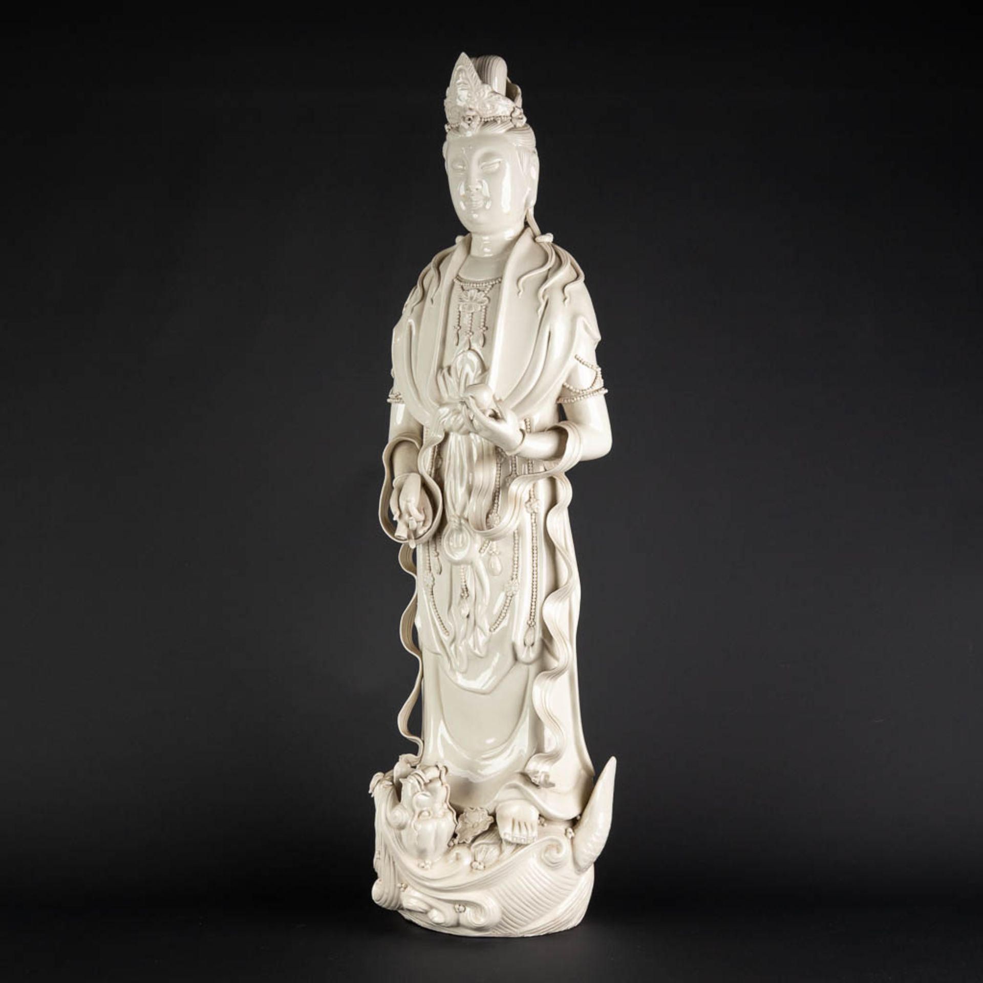 A large Chinese Guanyin figurine, blanc de chine porcelain. 20th C. (D:20 x W:23 x H:80 cm) - Image 3 of 13