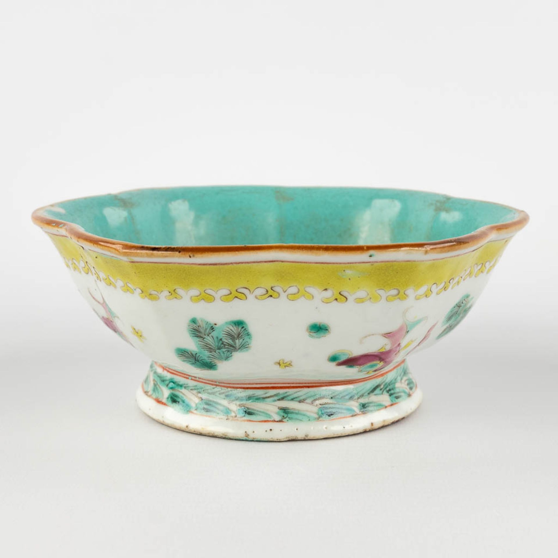 A Chinese bowl decorated with koi, 19th/20th C. (H:6,5 x D:16,5 cm) - Image 6 of 10