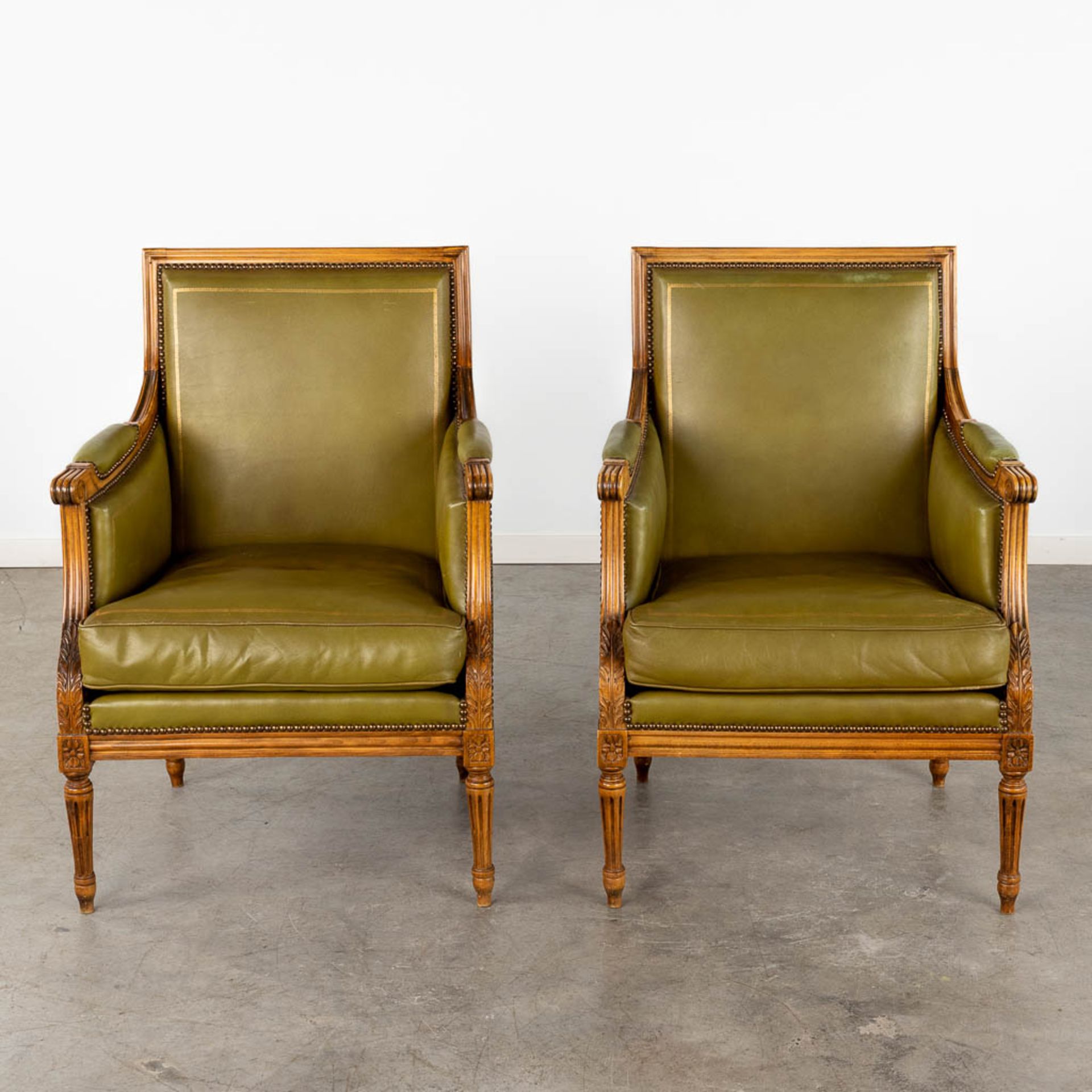 A pair of Louis XVI style armchairs, wood and olive green leather. Circa 1970. (D:61 x W:60 x H:90 c - Image 3 of 11