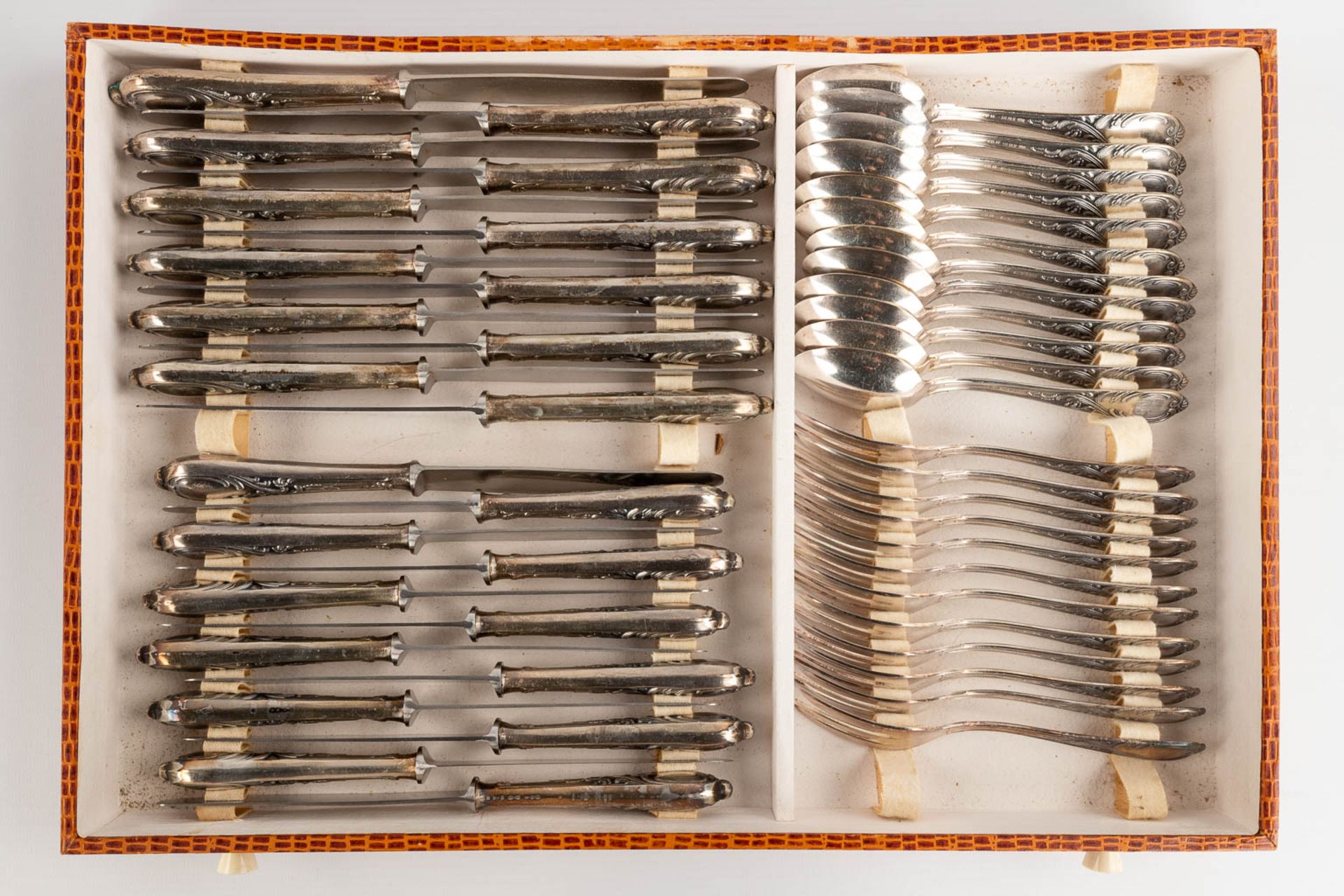 A 134-piece silver-plated cutlery in a storage box. Louis XV style. (D:31 x W:46 x H:24,5 cm) - Bild 17 aus 17