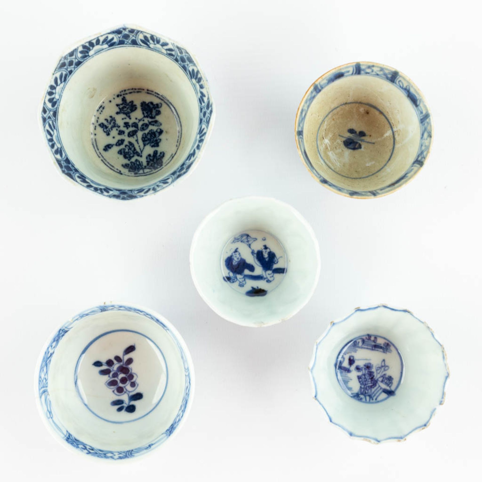 A small collection of porcelain items, Kangxi and Qianlong, blue-white, Chinese Imari. 18th/19th C.  - Bild 19 aus 22