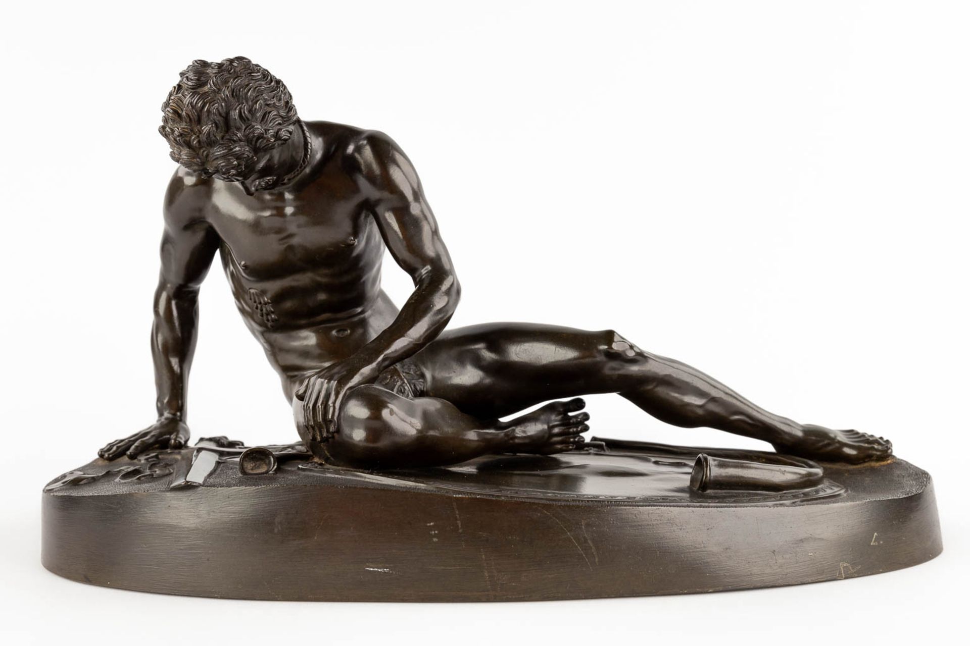 After an antique statue 'The Dying Gaul' patinated bronze. 19th/20th C. (D:21 x W:46 x H:24 cm) - Image 3 of 11