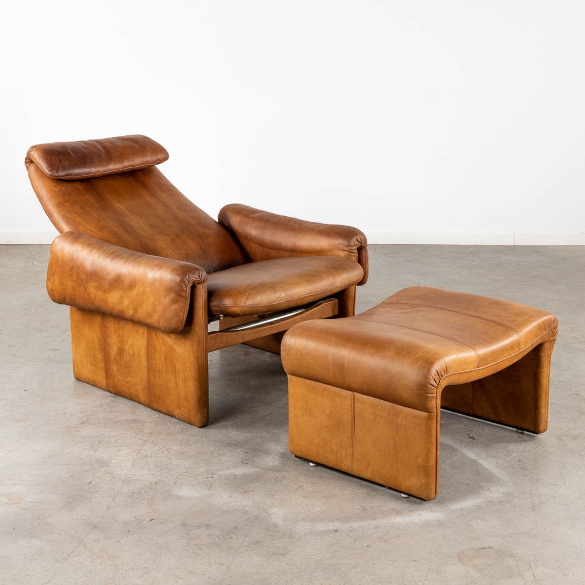 A mid-century lounge chair with ottoman, leather. (D:86 x W:90 x H:96 cm) - Bild 3 aus 15