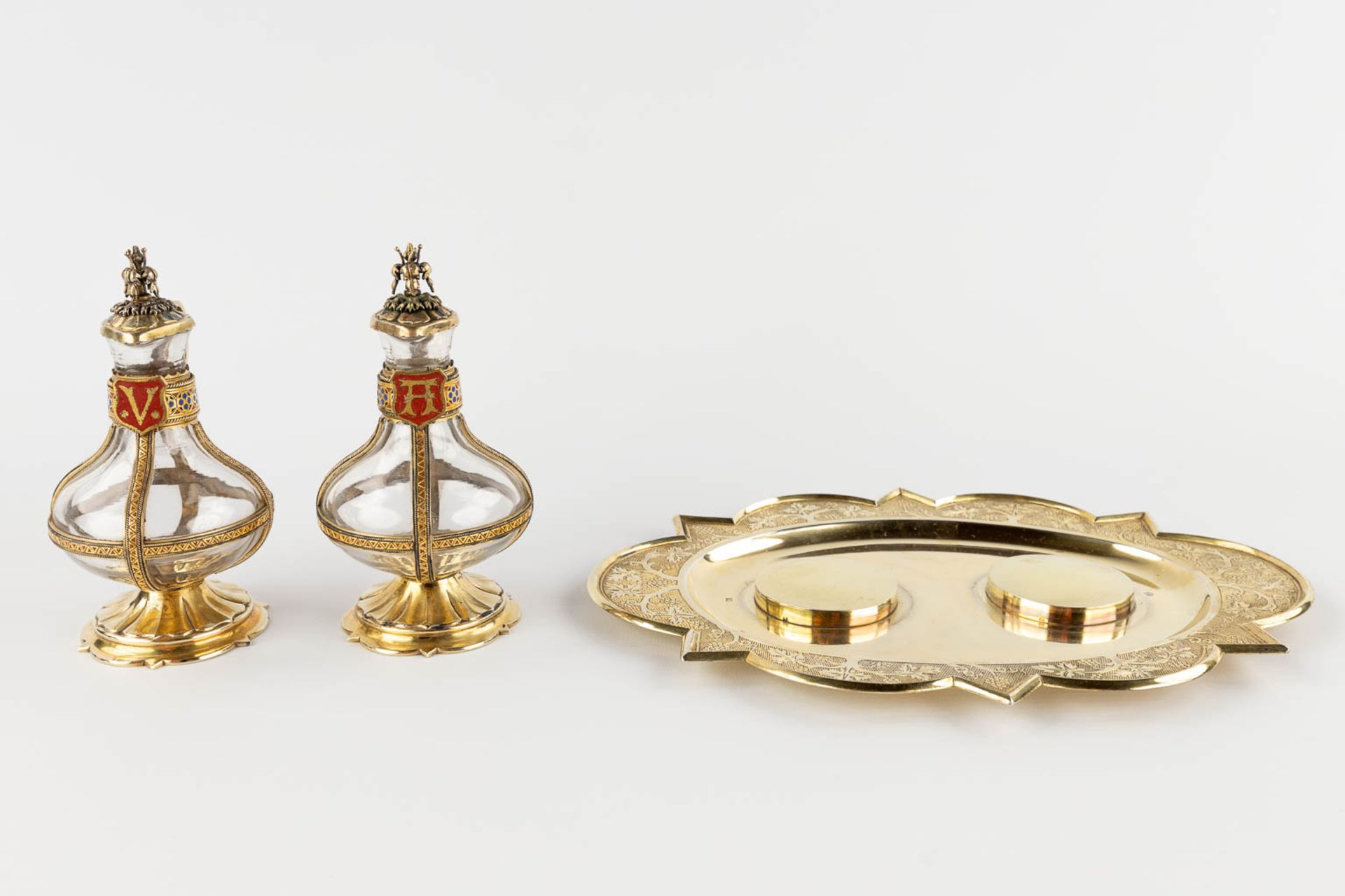 Bourdon-De Bruyne, a collection of wine and water cruets, gilt silver. Circa 1860. (D:21 x W:27,5 x - Image 21 of 23