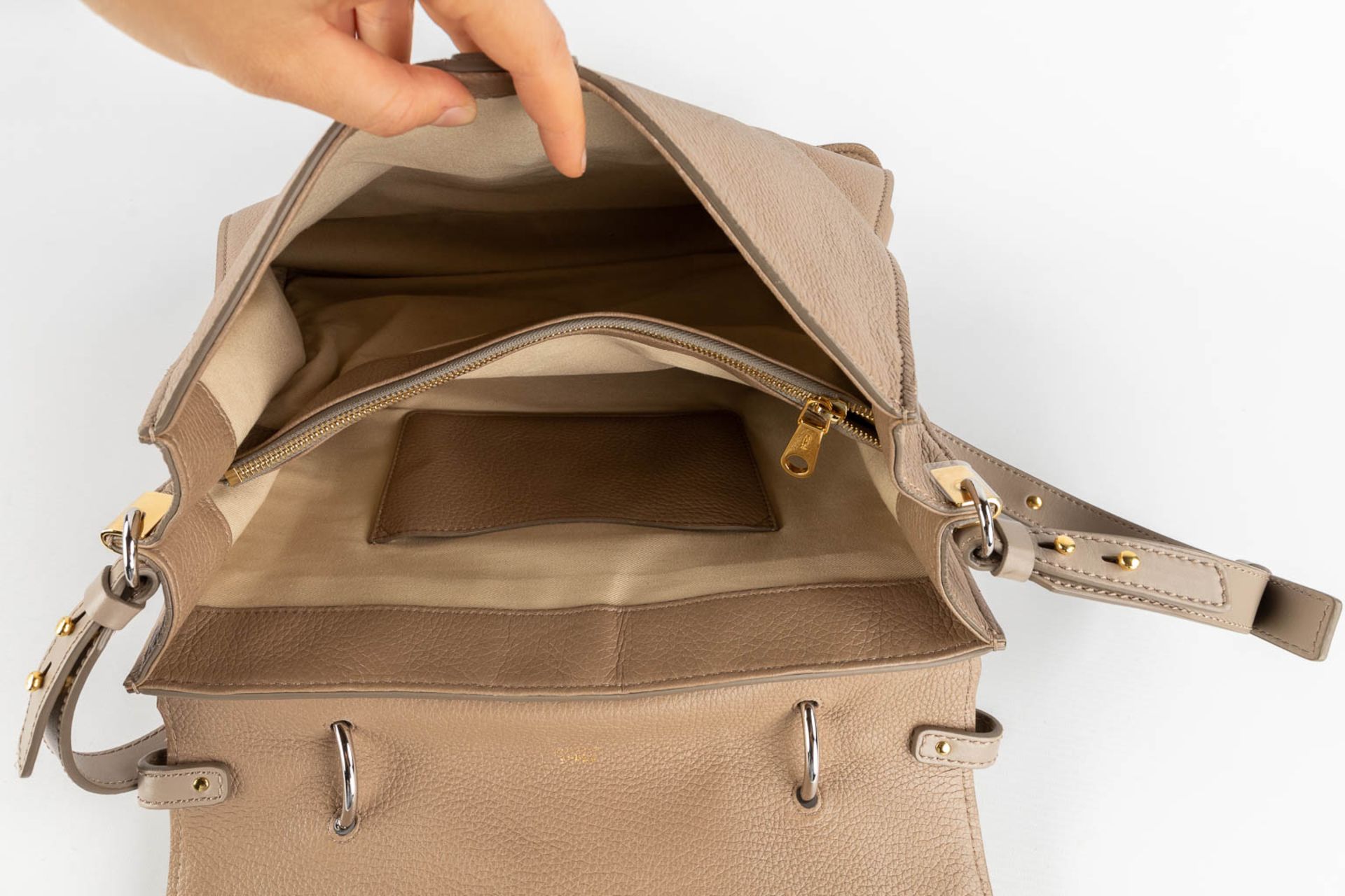 Chloé, a handbag made of brown leather. (W:38 x H:32 cm) - Bild 16 aus 19
