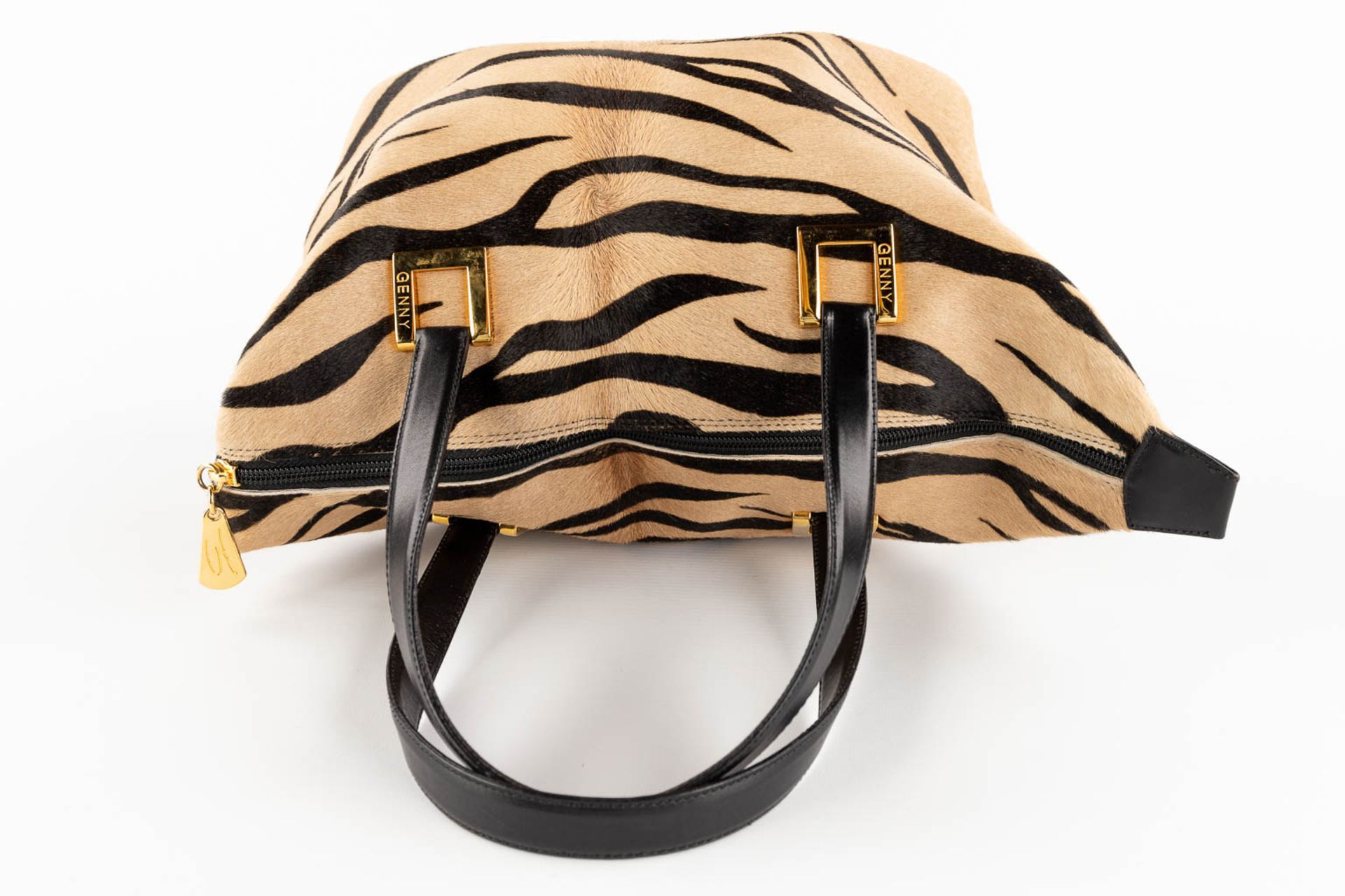 Genny, a handbag made of horse leather. (D:15 x W:32 x H:28 cm) - Bild 9 aus 17
