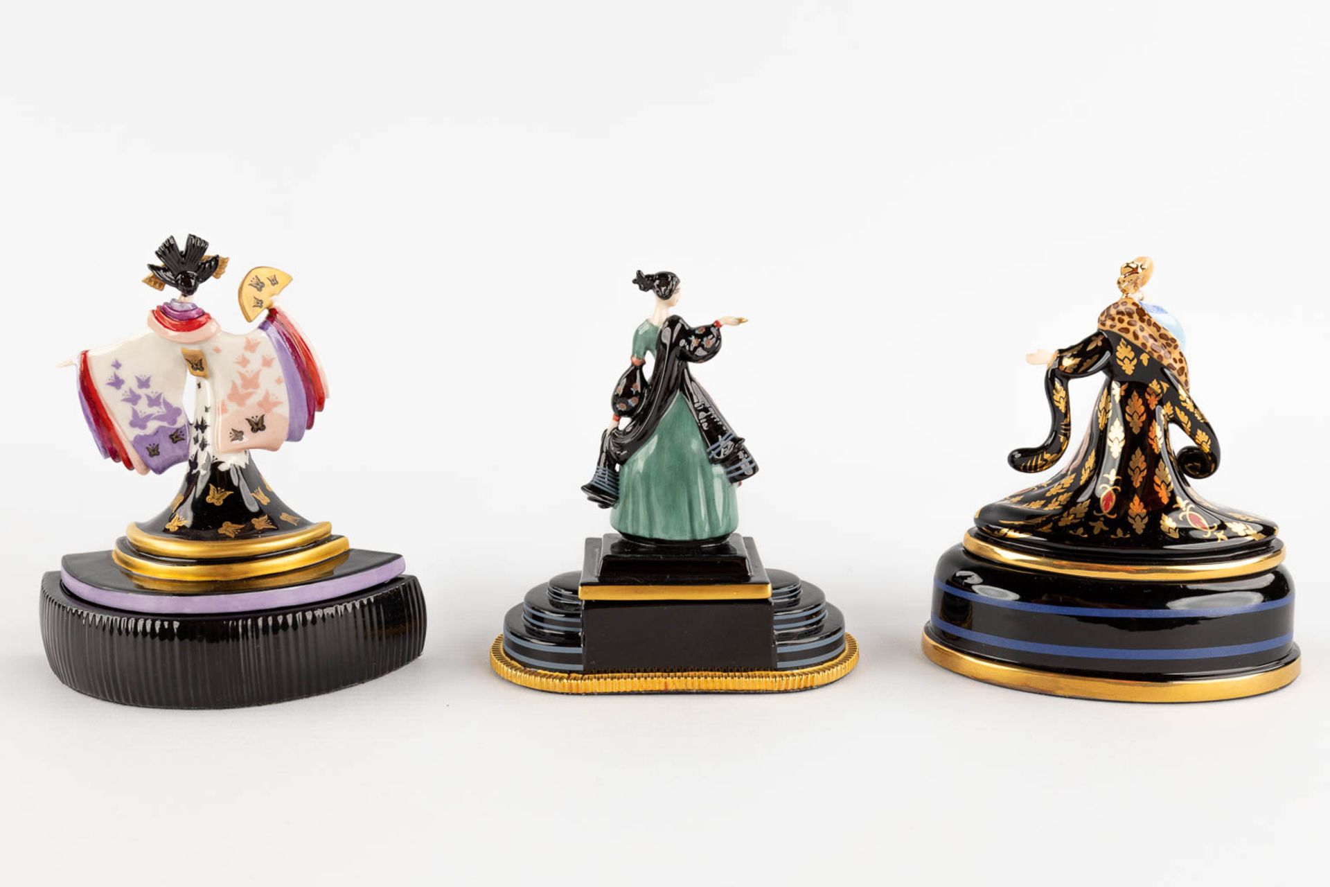 The Franklin Mint, Six porcelain music boxes with dancing figurines. 20th C. (H:12,5 cm) - Image 5 of 20