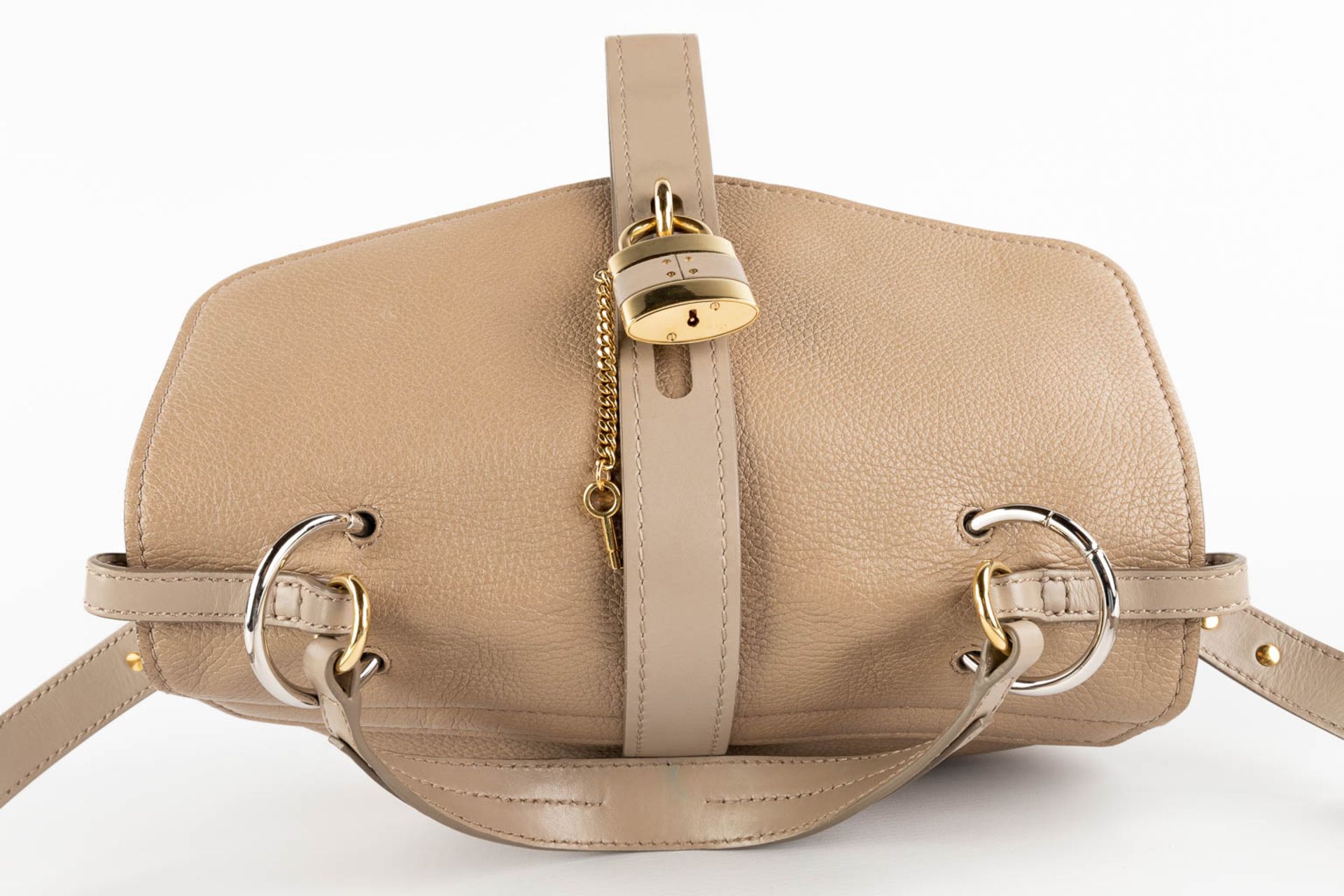 Chloé, a handbag made of brown leather. (W:38 x H:32 cm) - Image 8 of 19