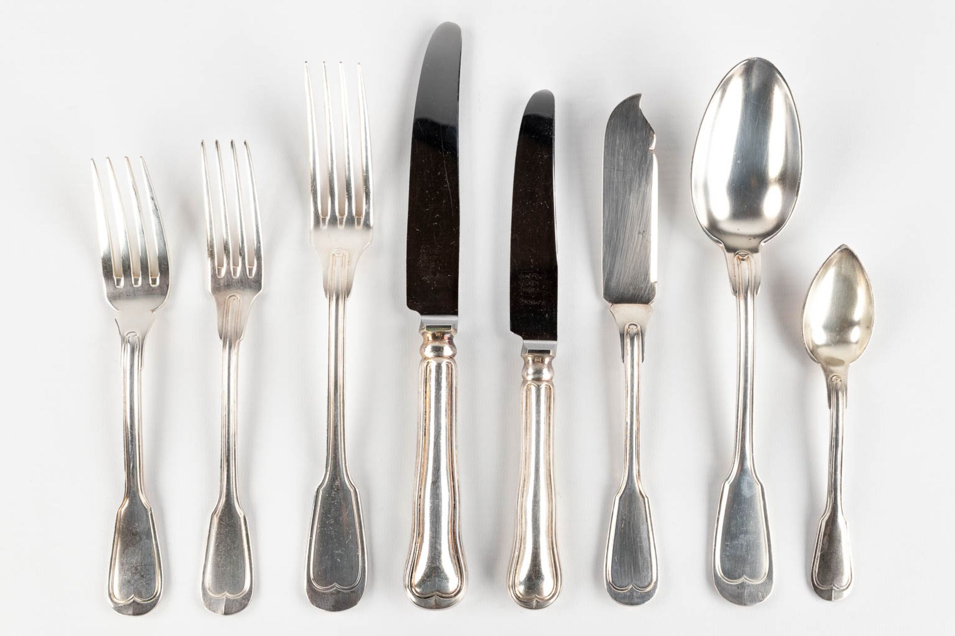 A silver-plated cutlery set in a chest, Wiskemann and Orfèverie de Mouroux. (D:30 x W:49 x H:17 cm) - Bild 3 aus 16