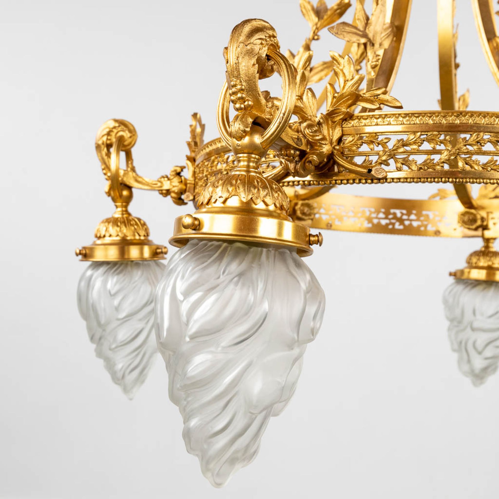 A large ceiling lamp or chandelier, gilt bronze with glass 'flambeau' shades. Circa 1900. (H:90 x D: - Bild 8 aus 9