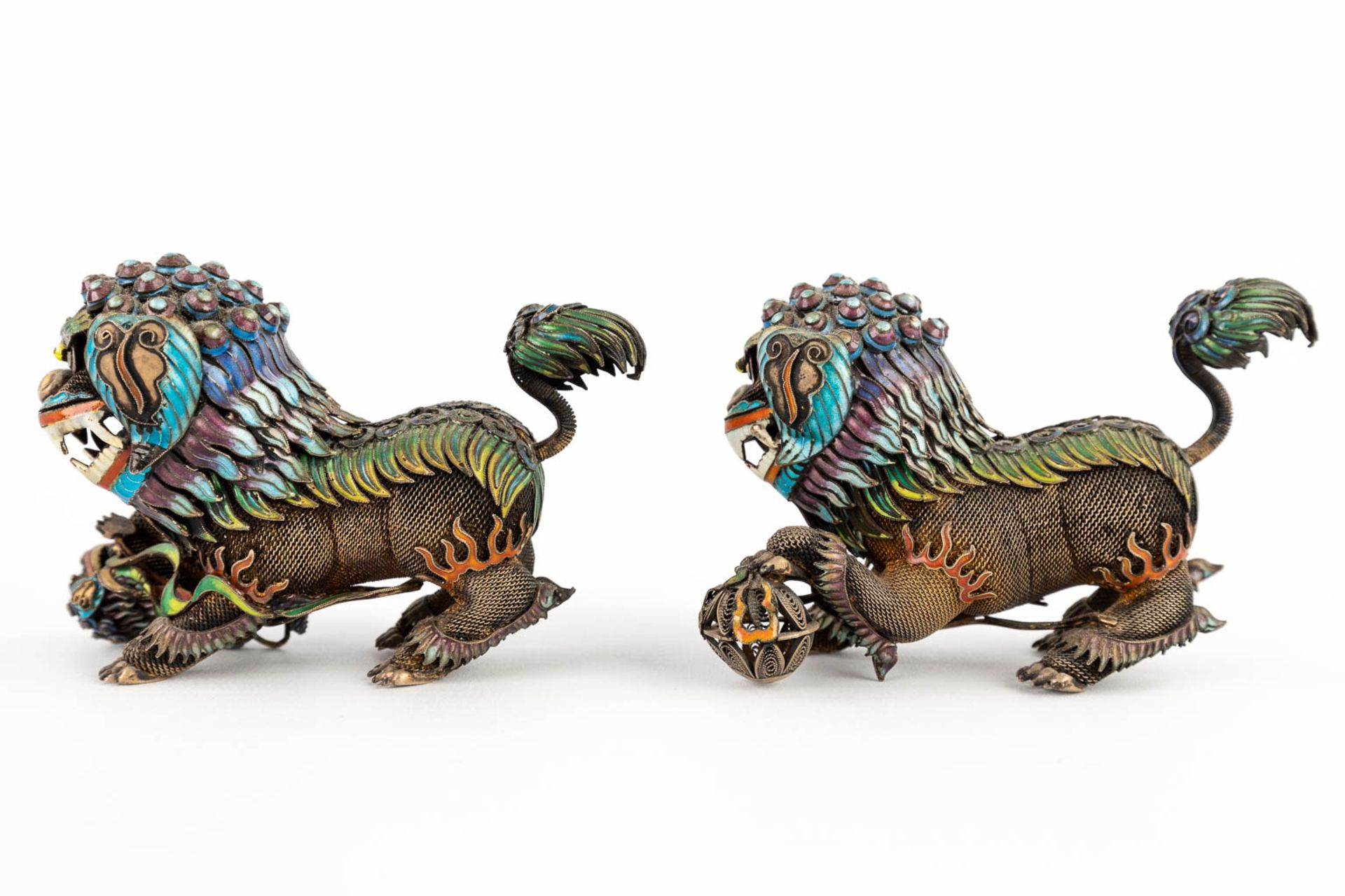 A pair of foo dogs, filigree silver finished with enamel. 20th C. 251g. (D:4 x W:10,5 x H:7 cm) - Bild 6 aus 14