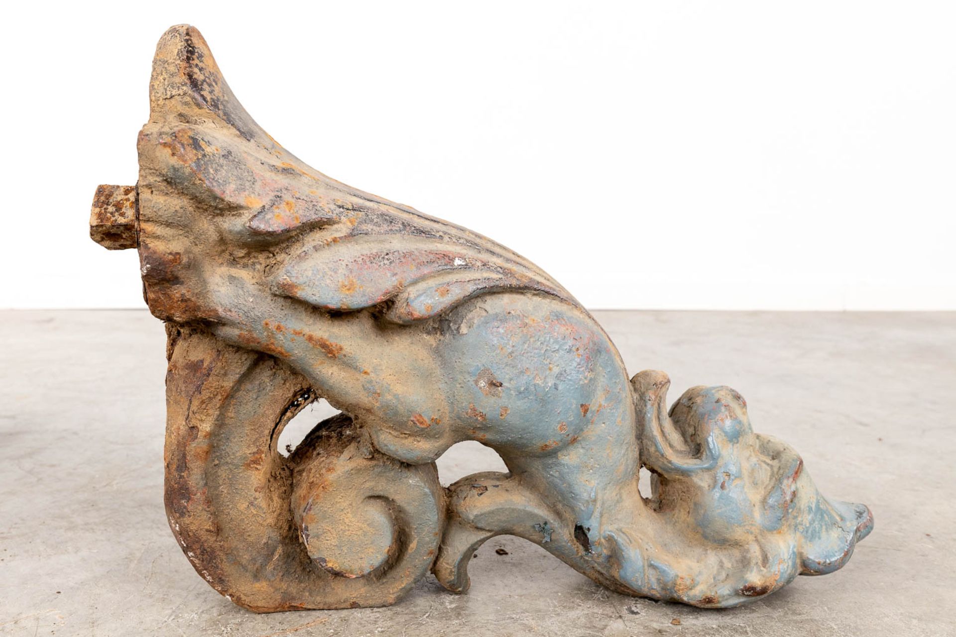 Two 'Chasses-Roues', wall protectors for carriage wheels, patinated cast iron. 19th C. (W:36 x H:47 - Image 8 of 13