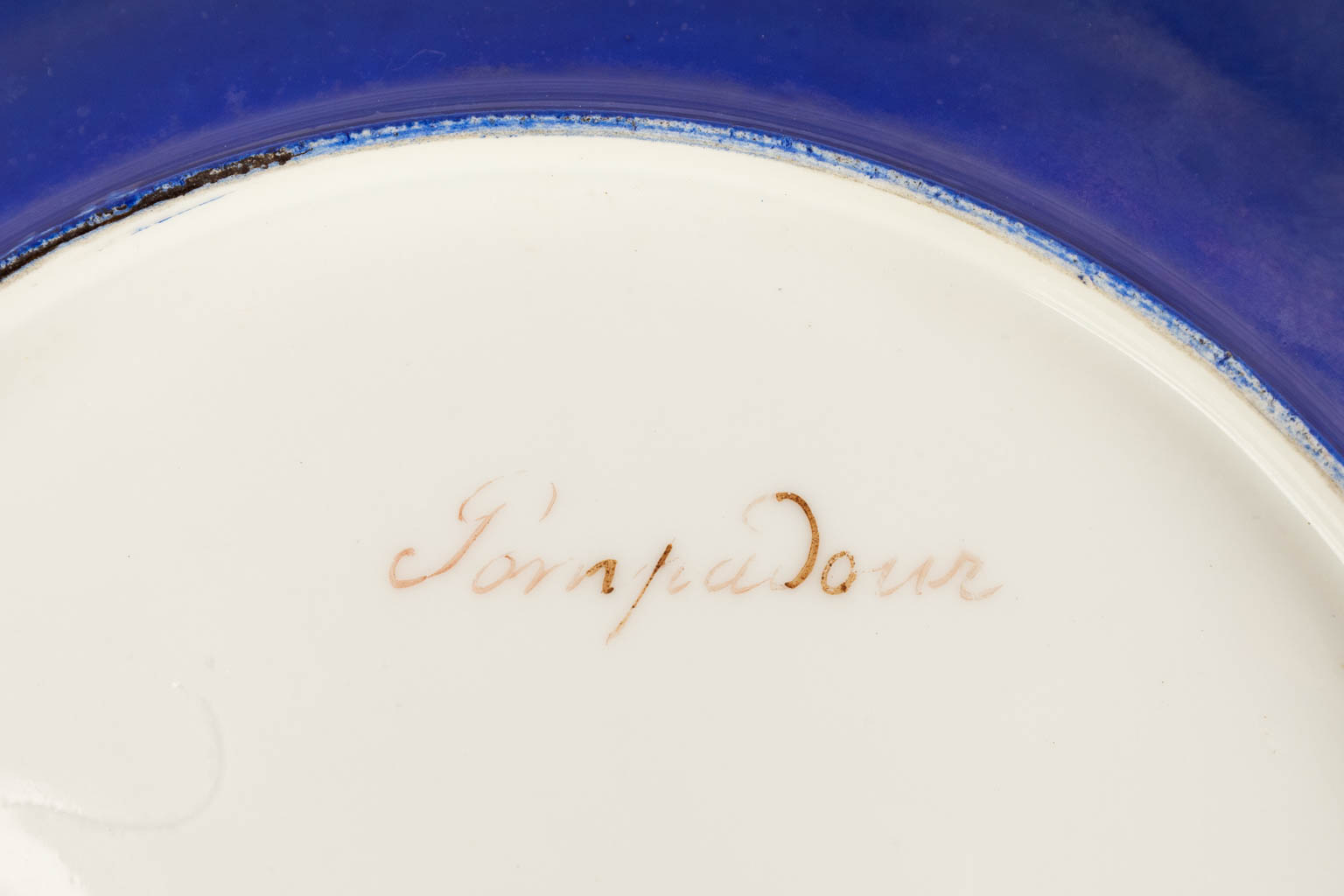 A display plate 'Madame de Pompadour' probably made in the UK. (D:24 cm) - Image 10 of 11