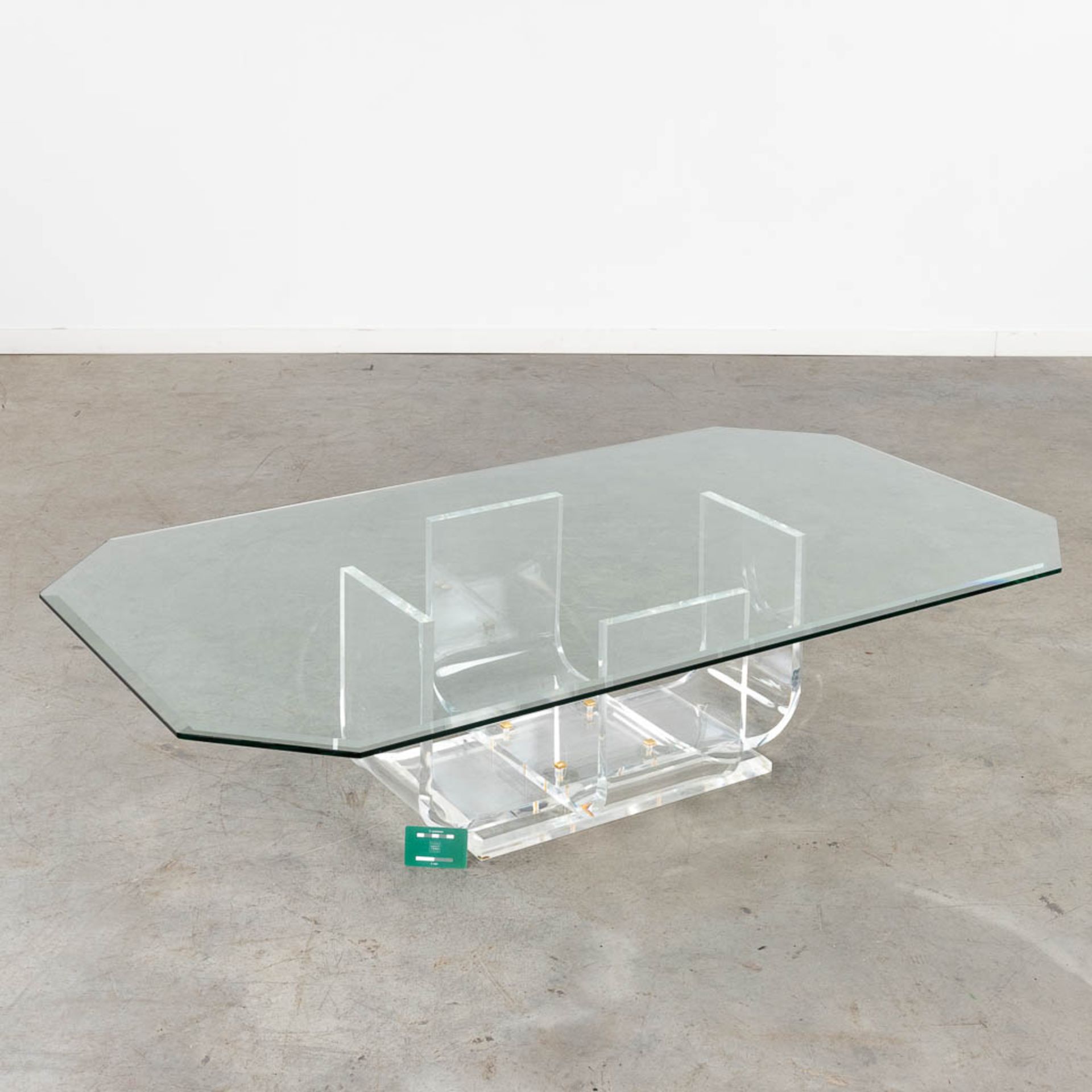 A coffee table, acrylic and glass. 20th C. (D:80 x W:140 x H:37 cm) - Bild 2 aus 9