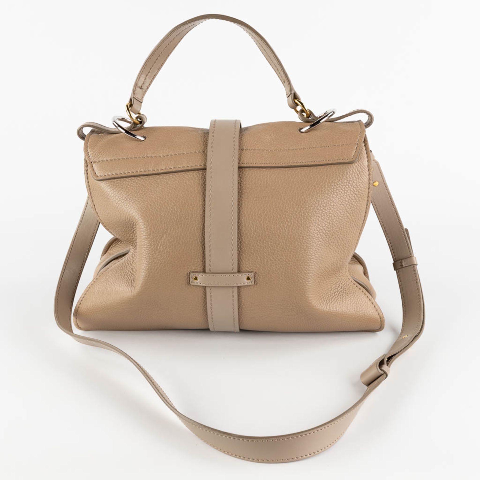 Chloé, a handbag made of brown leather. (W:38 x H:32 cm) - Image 5 of 19