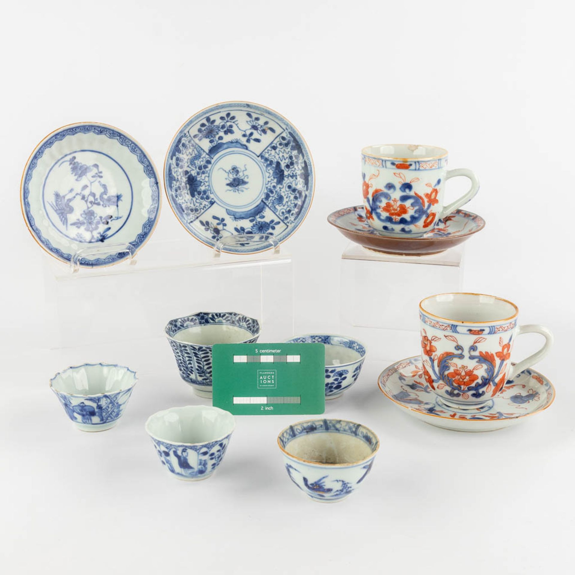 A small collection of porcelain items, Kangxi and Qianlong, blue-white, Chinese Imari. 18th/19th C.  - Bild 2 aus 22