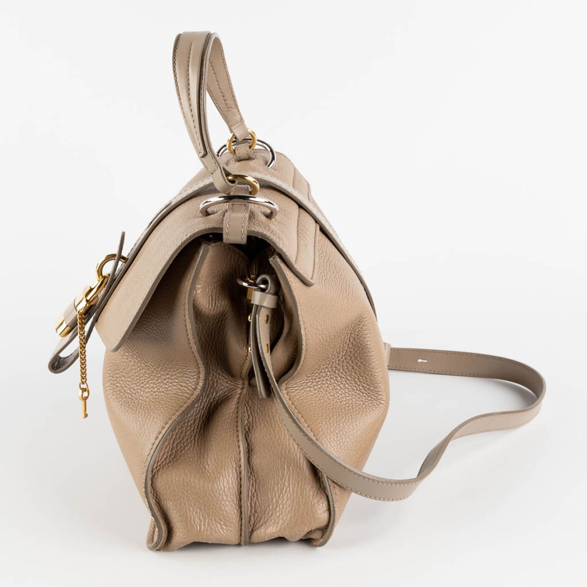 Chloé, a handbag made of brown leather. (W:38 x H:32 cm) - Image 4 of 19