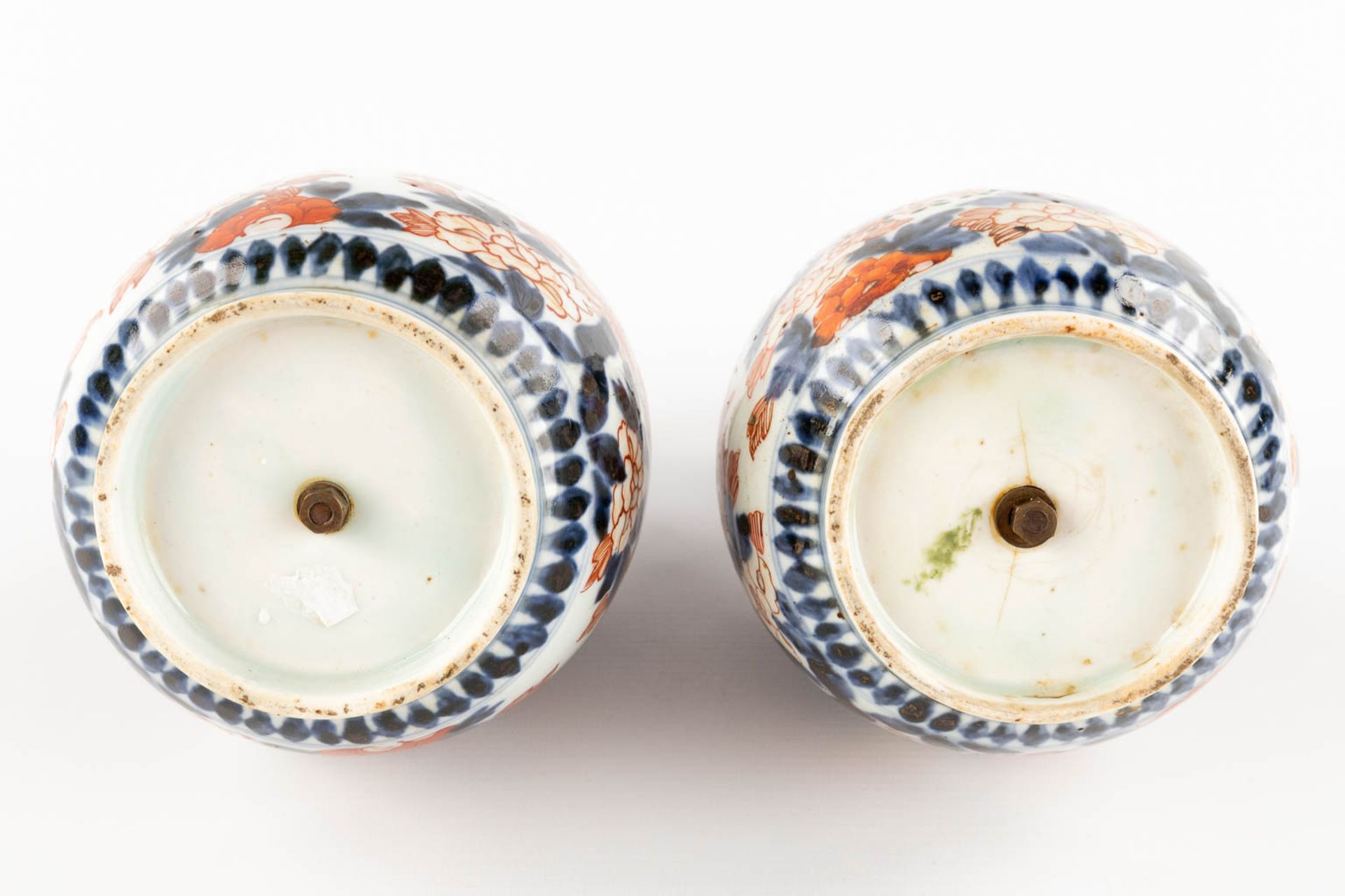 A pair of Chinese export Imari vases, rebuilt as oil lamps. 18th/19th C. (H:25 cm) - Image 6 of 12