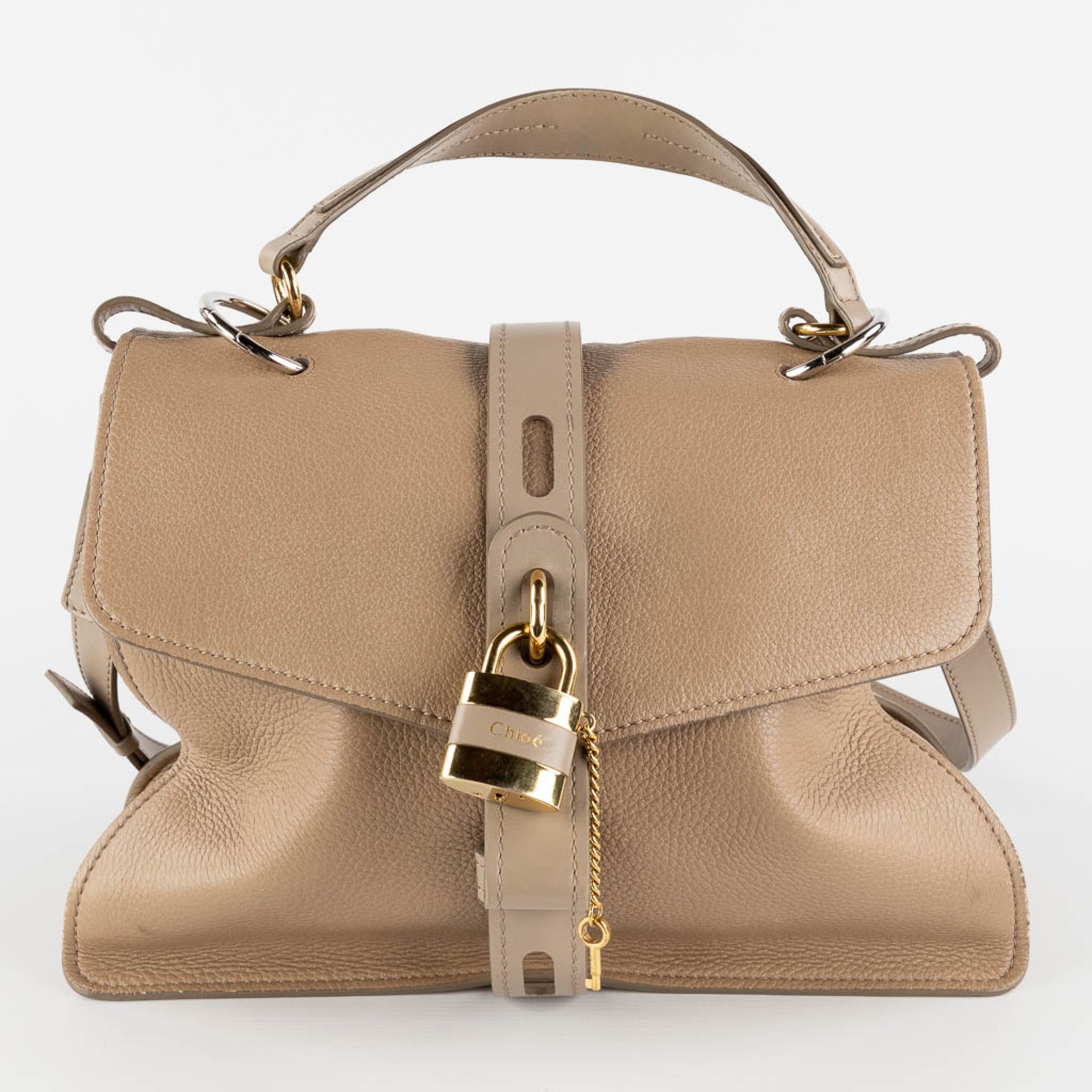 Chloé, a handbag made of brown leather. (W:38 x H:32 cm) - Image 3 of 19