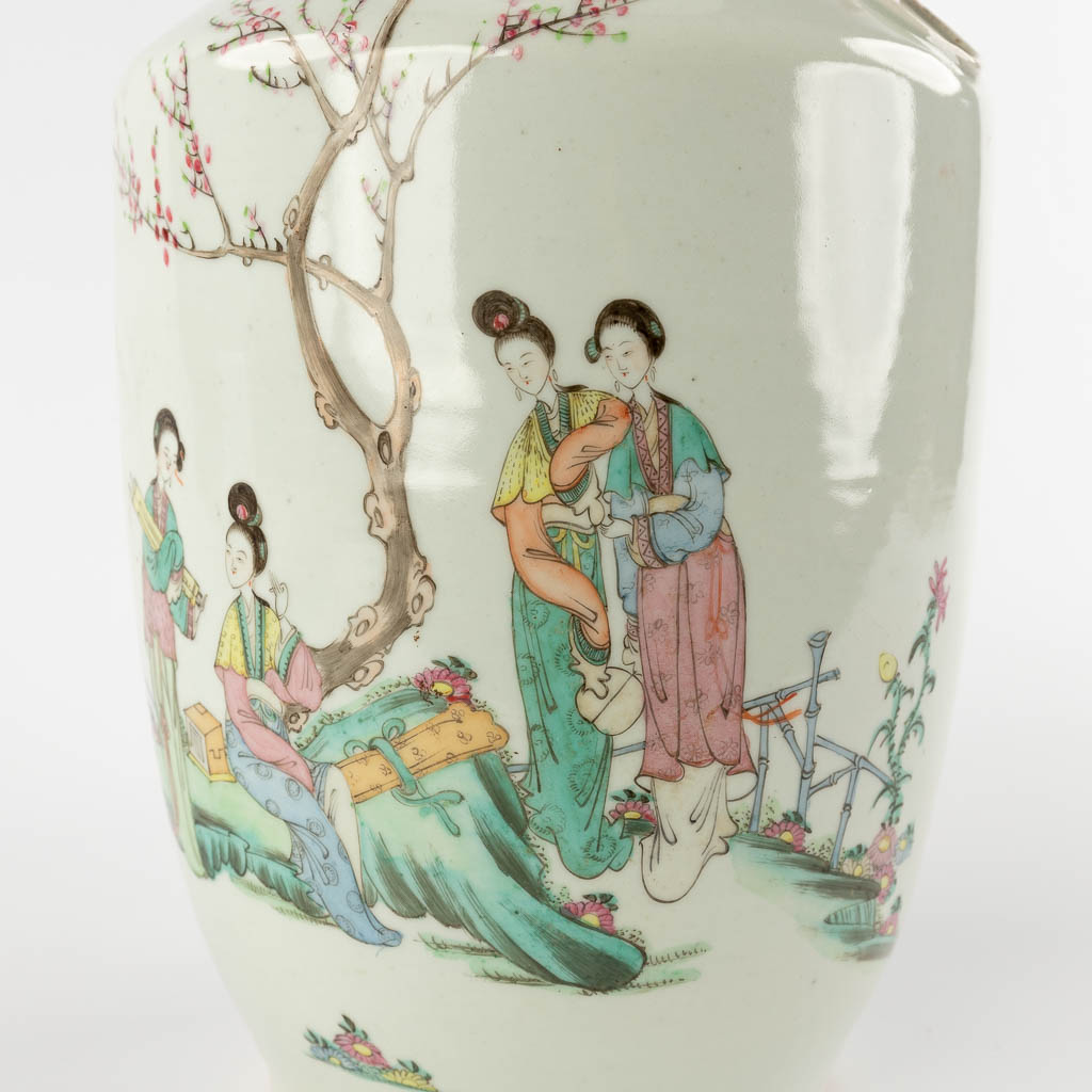 A Chinese Vase and 4 Canton plates, decorated with figurines. 19th/20th C. (H:42 x D:20 cm) - Image 12 of 23