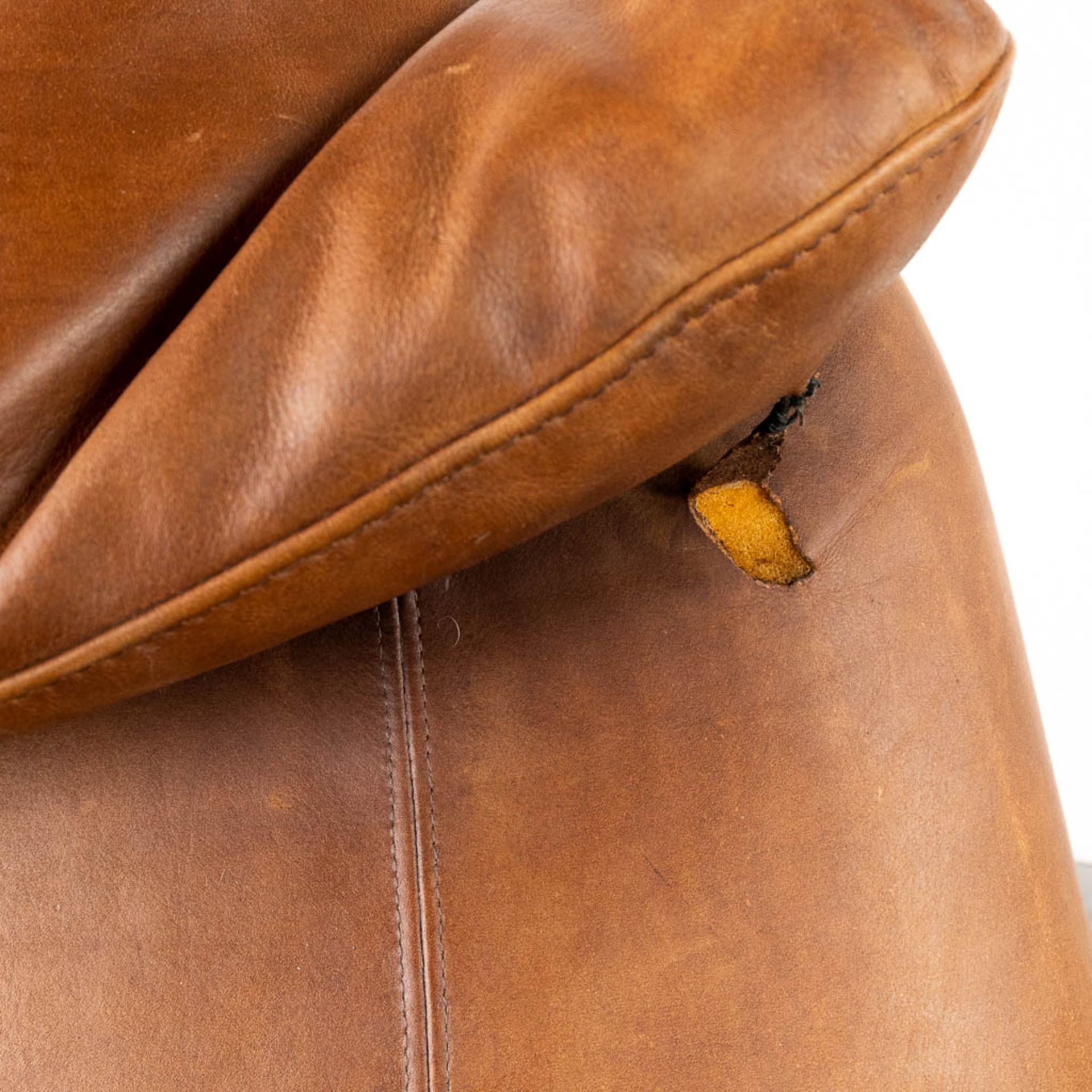 A mid-century lounge chair with ottoman, leather. (D:86 x W:90 x H:96 cm) - Bild 12 aus 15