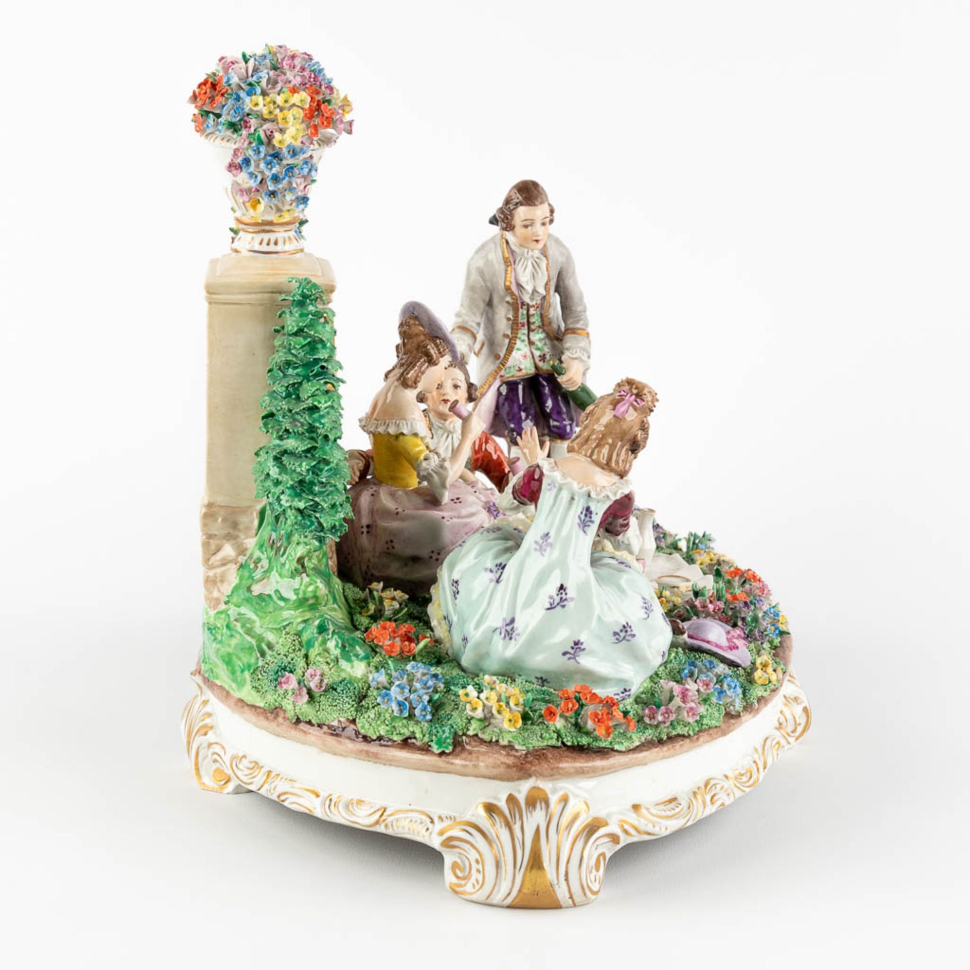 Sitzendorf, A group 'Pique Nique'. Polychrome porcelain. 20th C. (D:25 x W:38 x H:27 cm) - Bild 4 aus 16