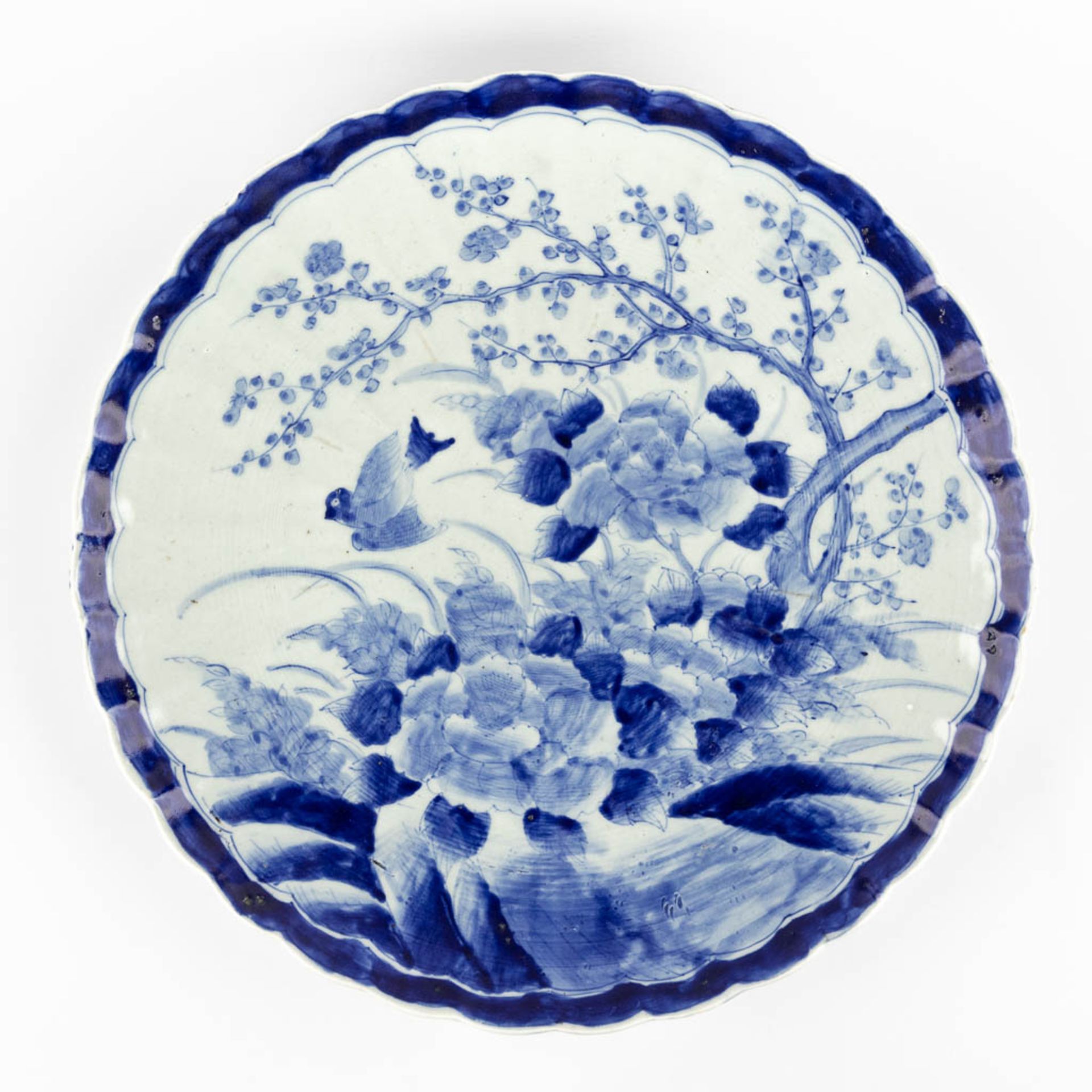 A large plate, Japanese porcelain, blue-white decor of fauna and flora. 19th C. (D:47,5 cm) - Bild 6 aus 10