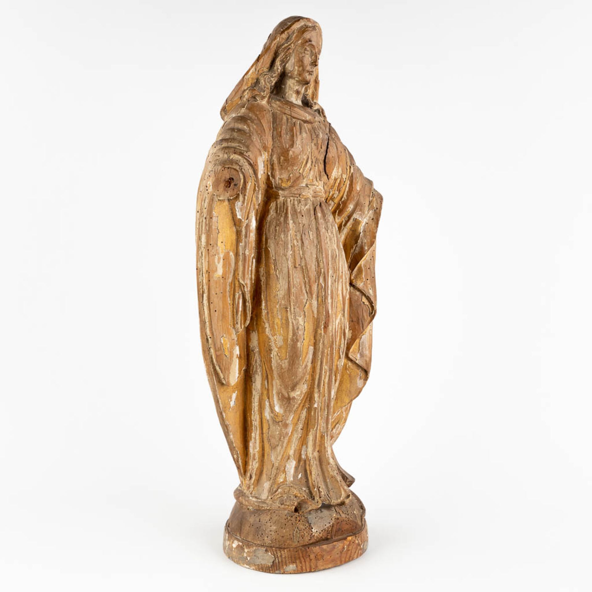 A wood-sculptured Madonna, remains of the original patina. 18th C. (D:15 x W:26 x H:62 cm) - Image 3 of 14